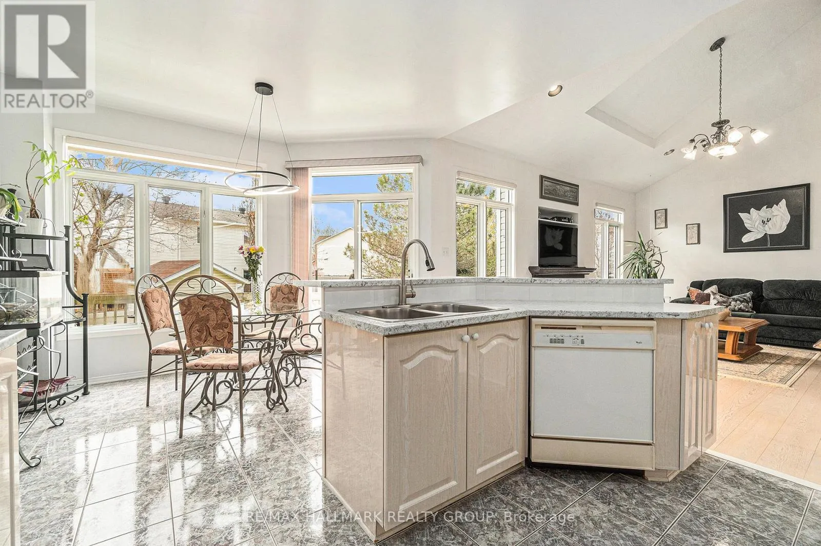 8 APPLE CREEK CRESCENT