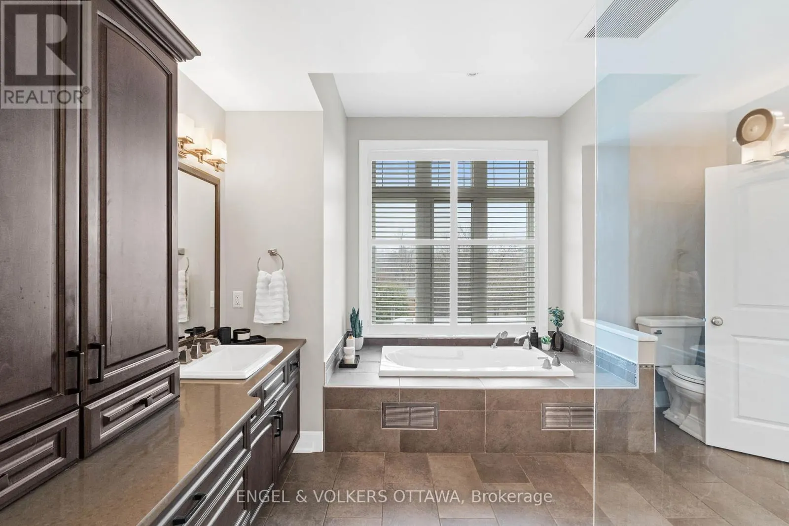 450 LOCKMASTER CRESCENT