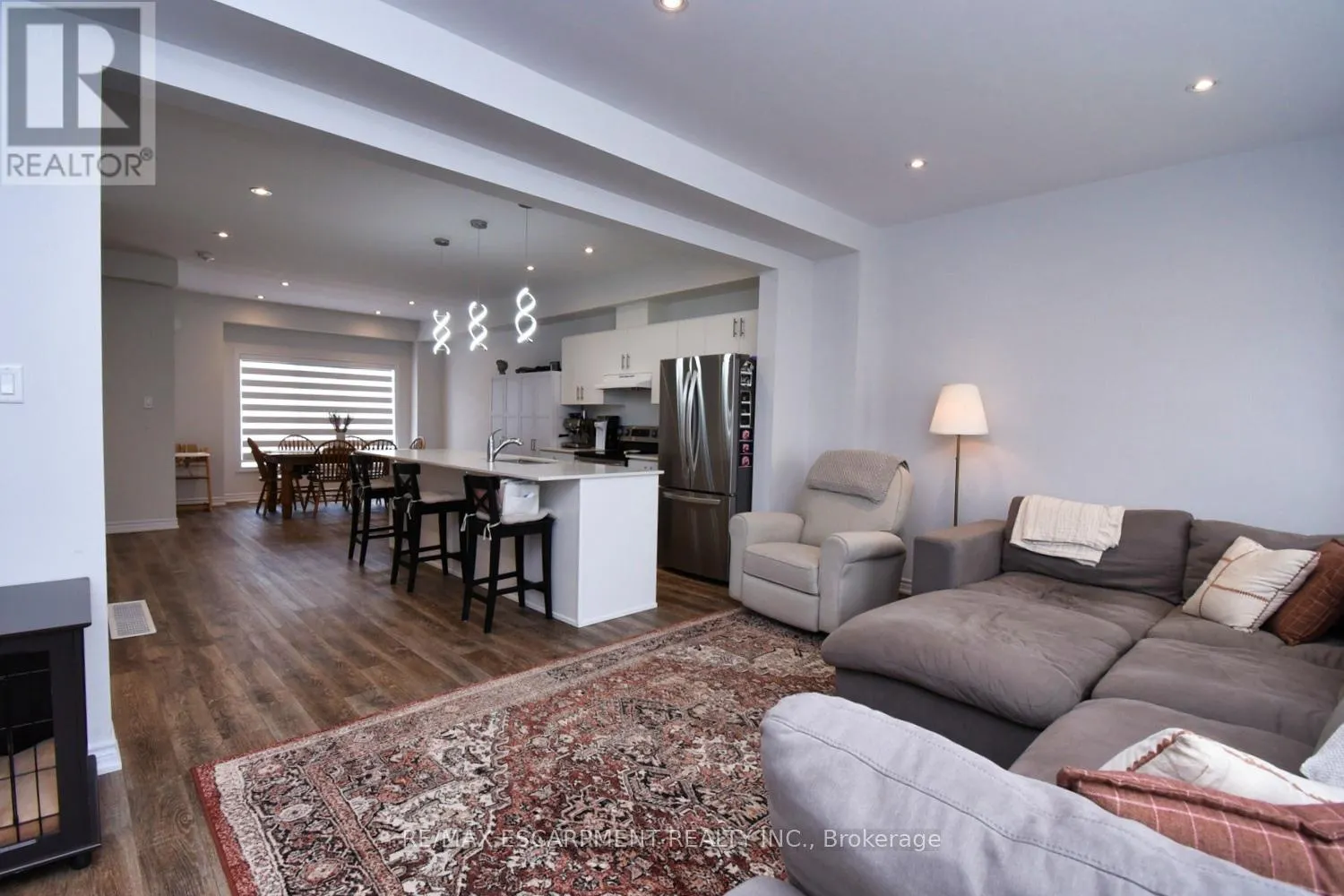 4 - 187 WILSON STREET W