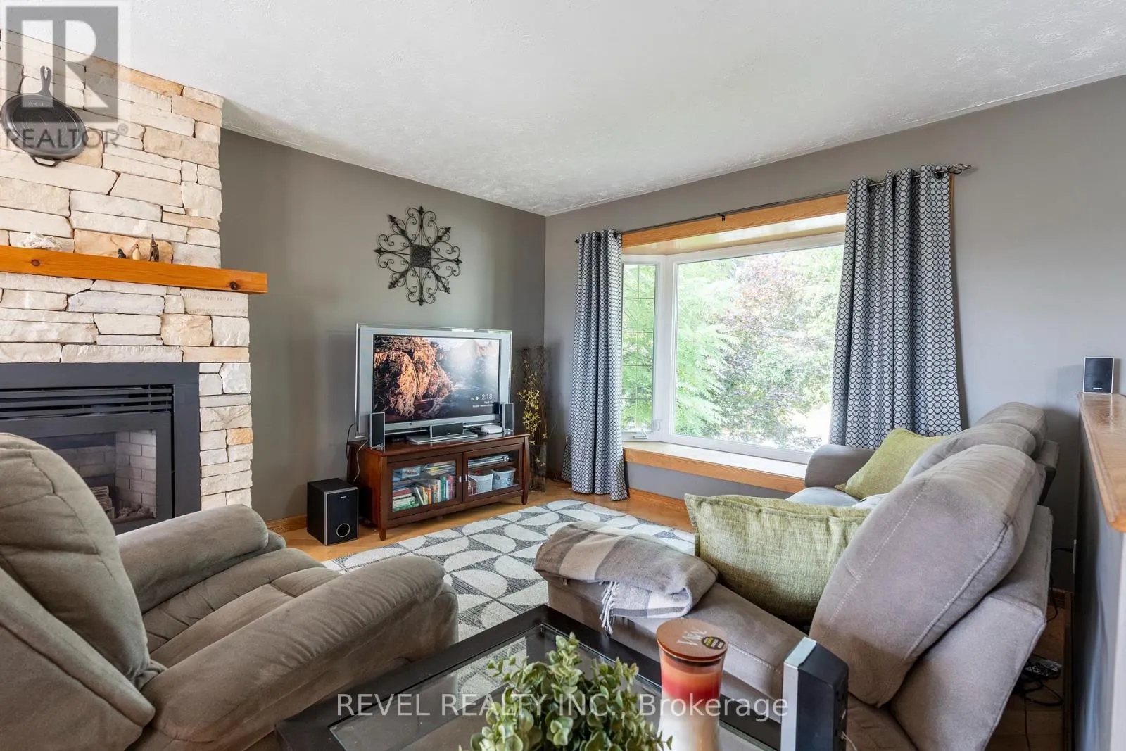 29 ARMSTRONG CRESCENT