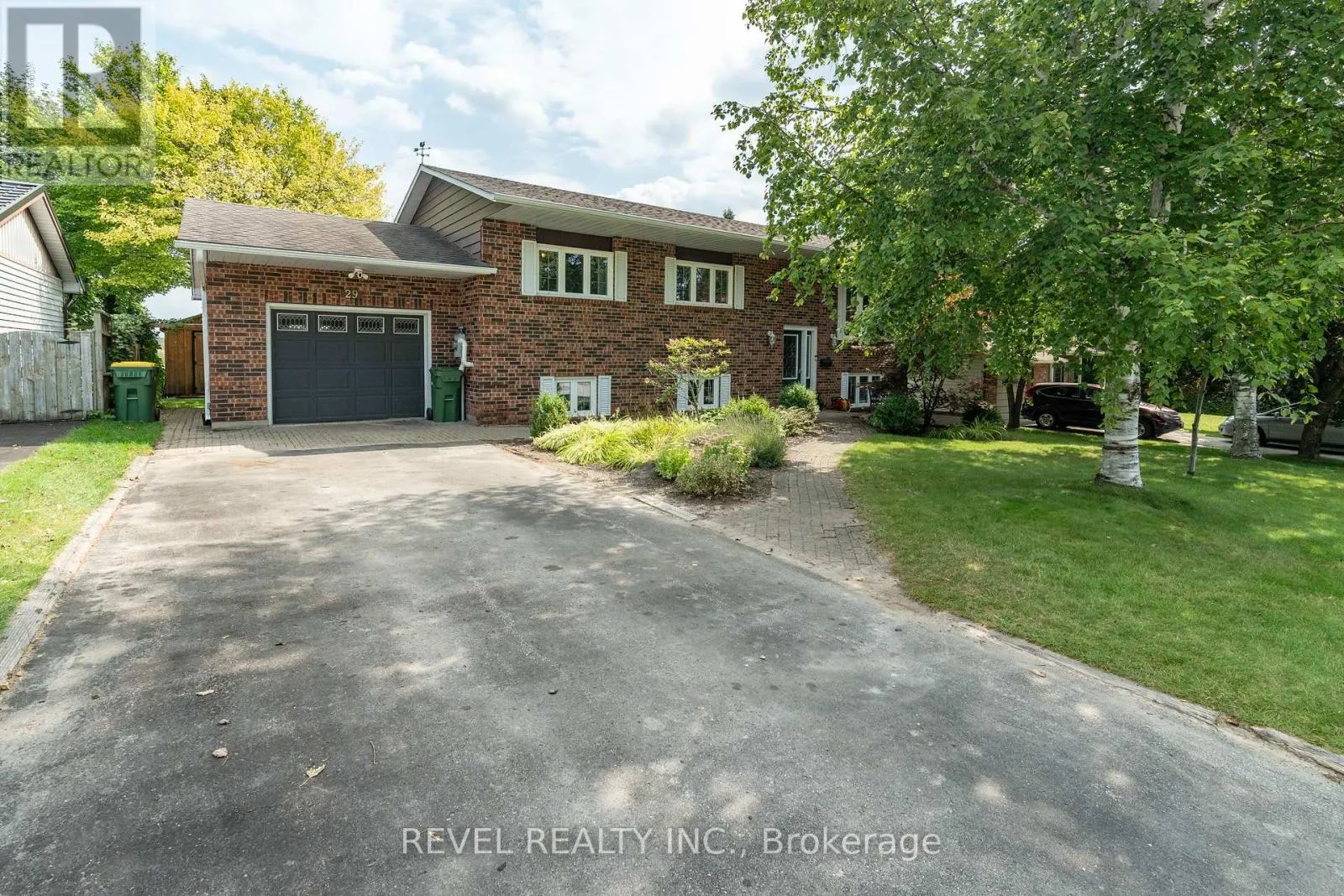 29 ARMSTRONG CRESCENT