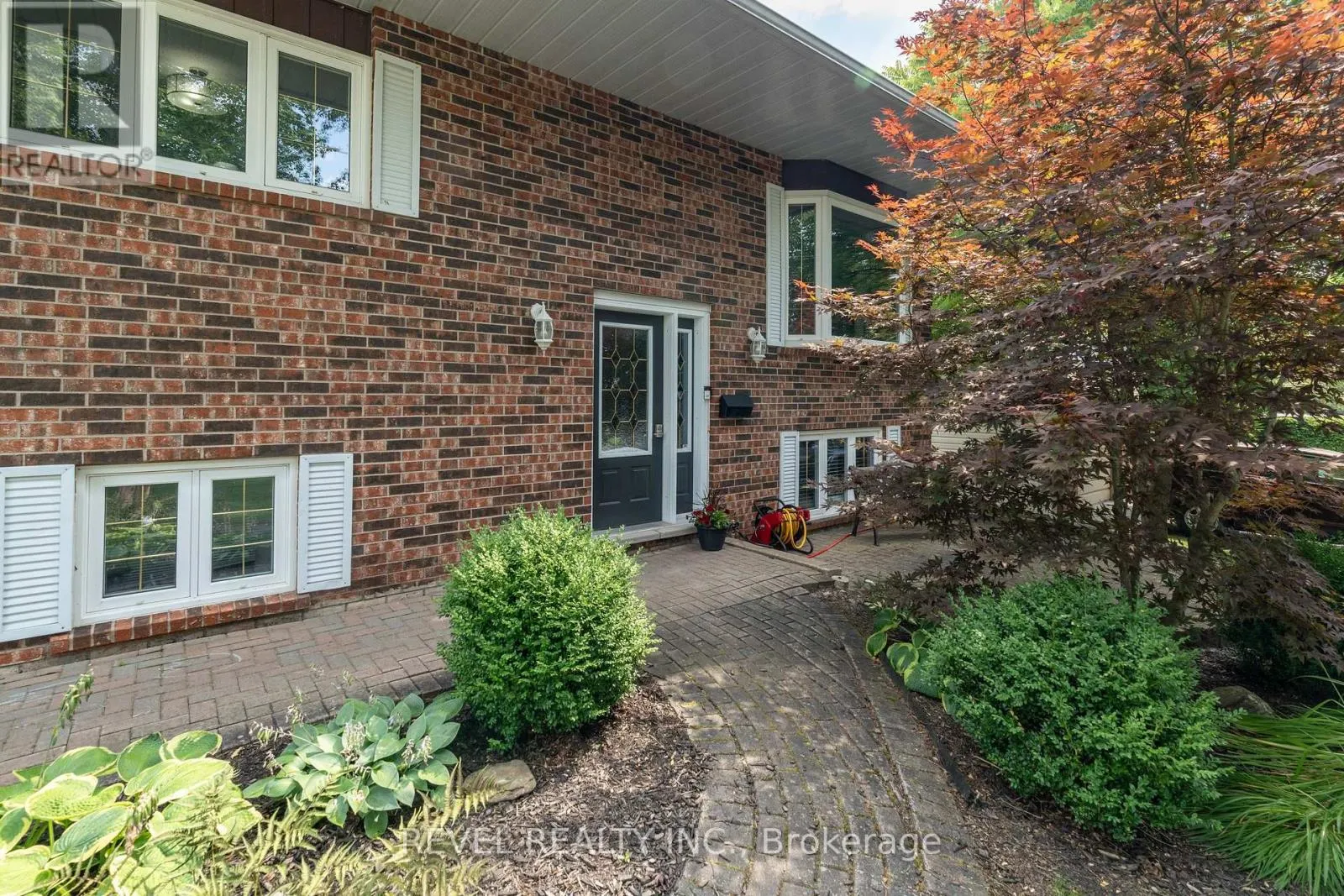 29 ARMSTRONG CRESCENT
