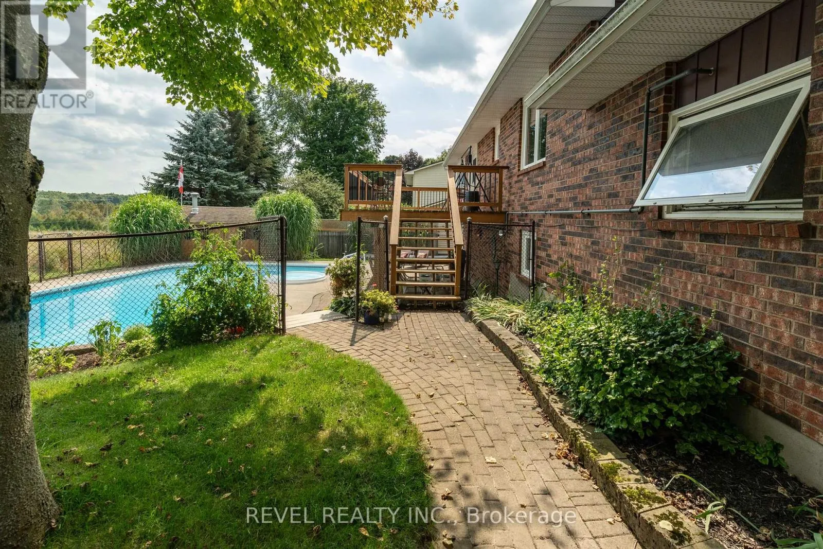 29 ARMSTRONG CRESCENT