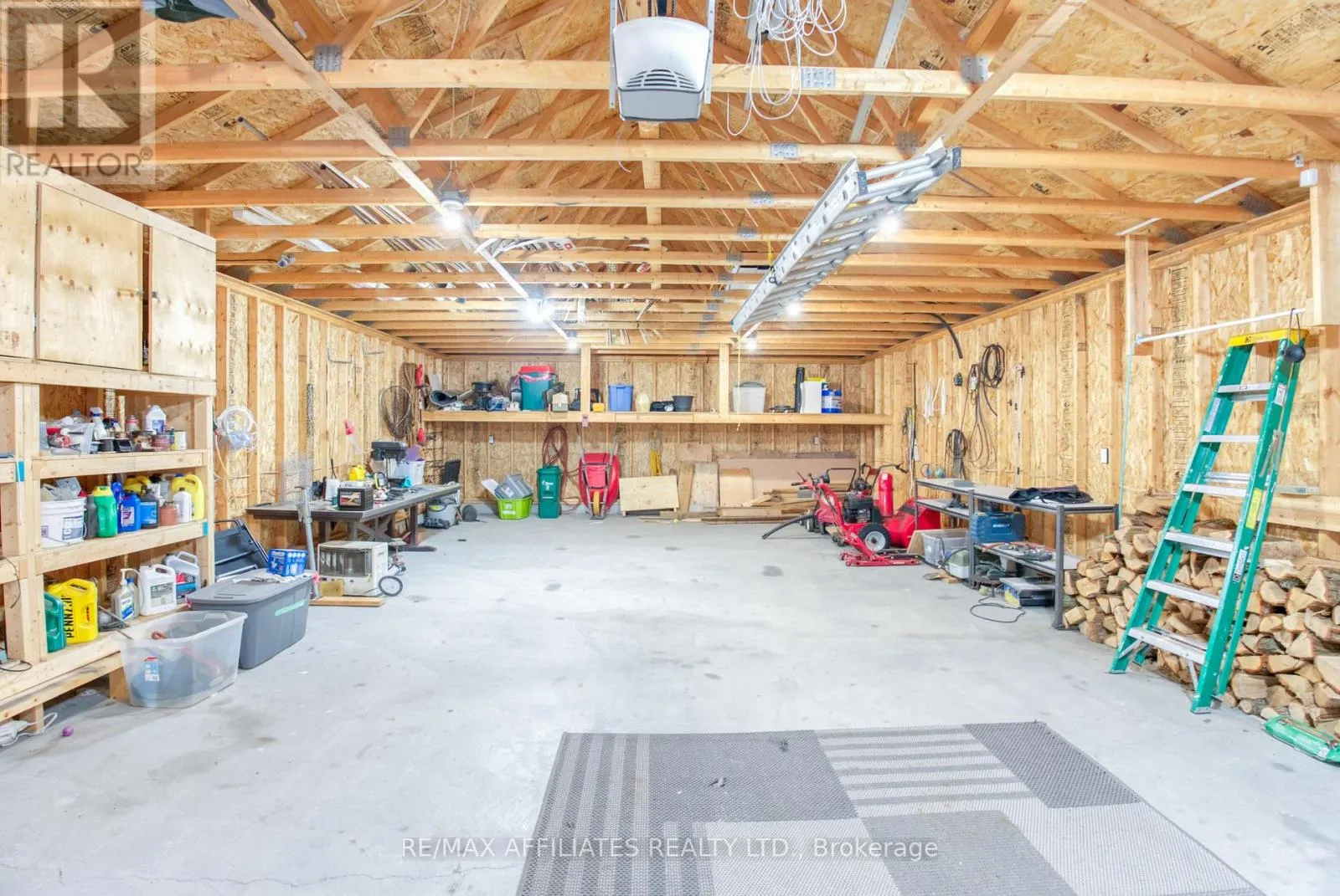 133 SWAN LANE N