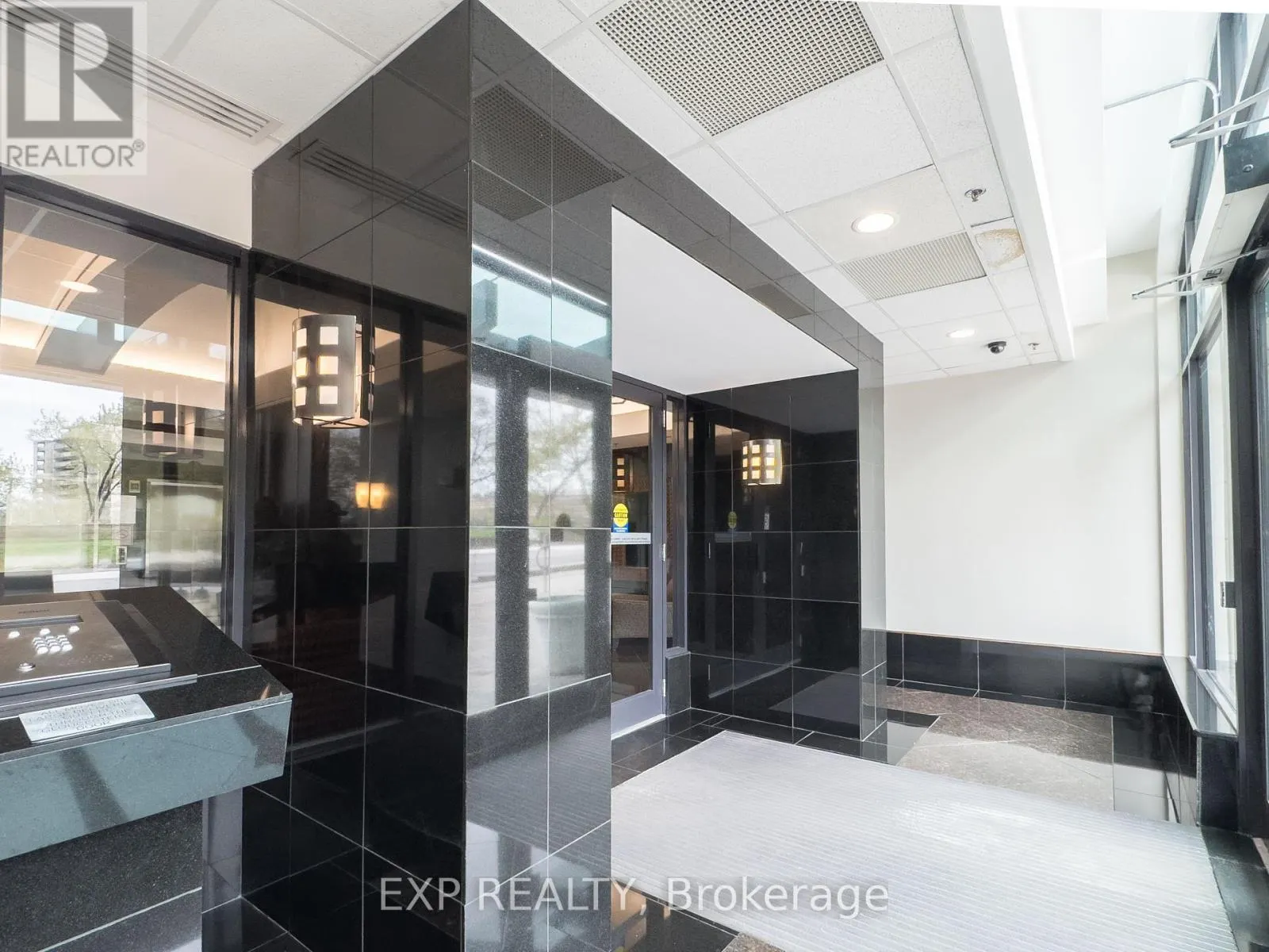 1104 - 570 LAURIER AVENUE W