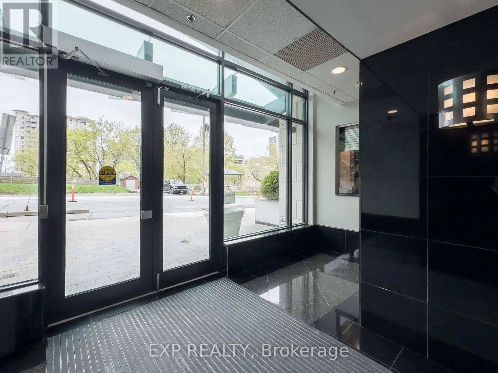 1104 - 570 LAURIER AVENUE W