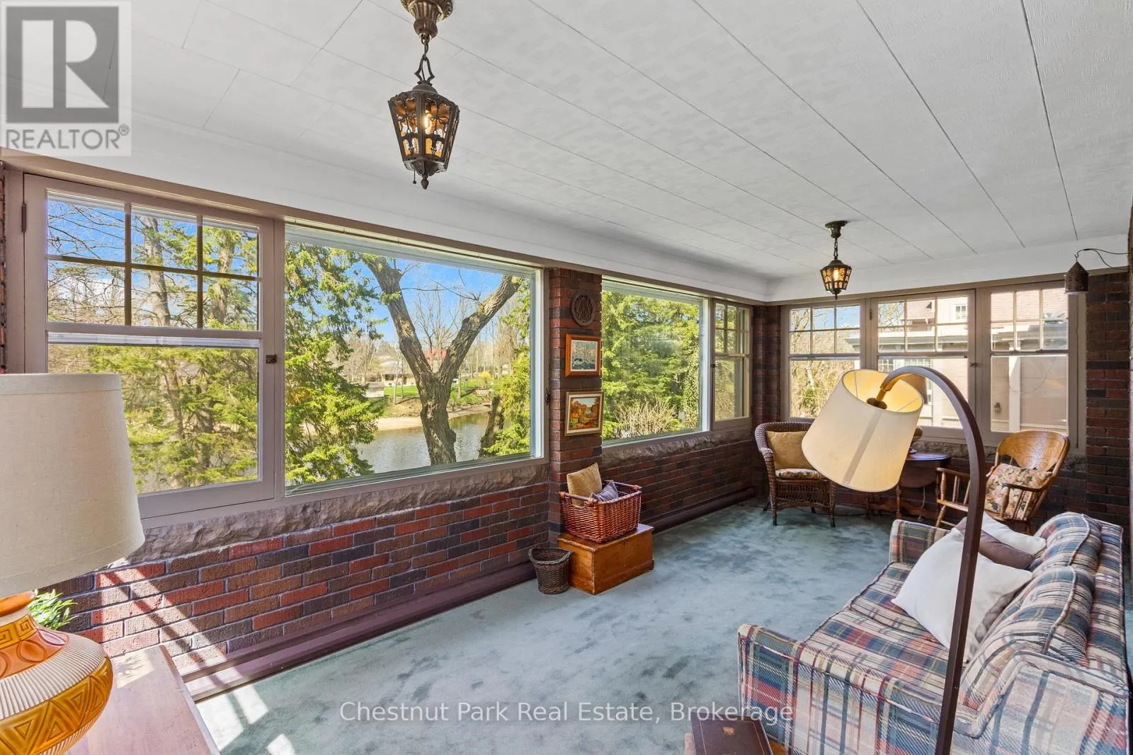 190 4TH STREET W