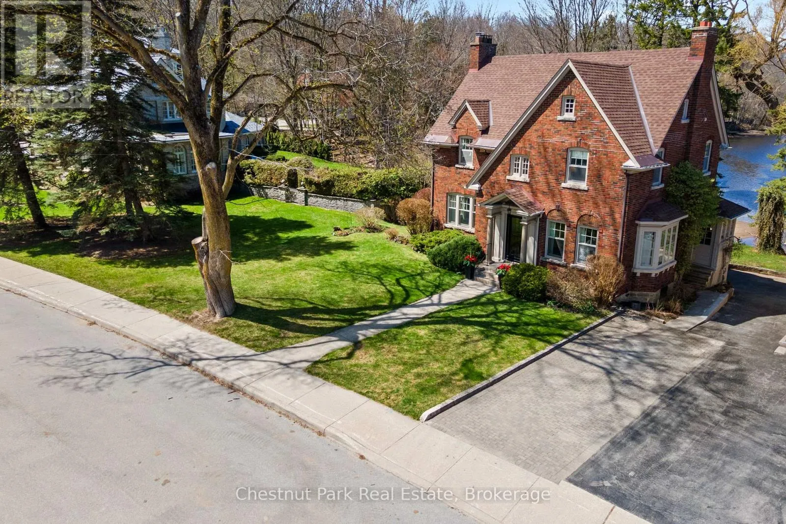190 4TH STREET W