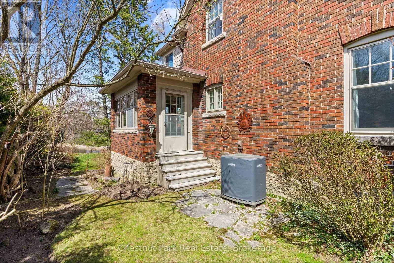 190 4TH STREET W
