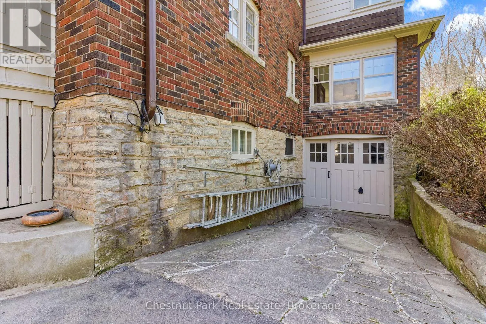 190 4TH STREET W