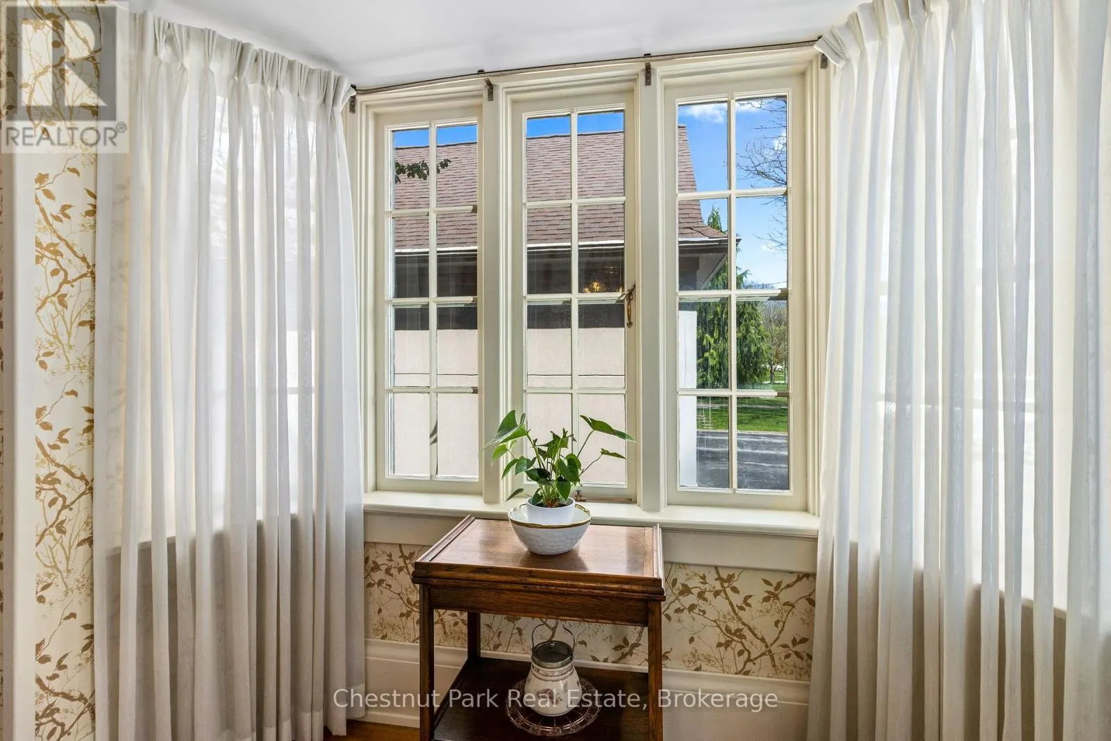 190 4TH STREET W