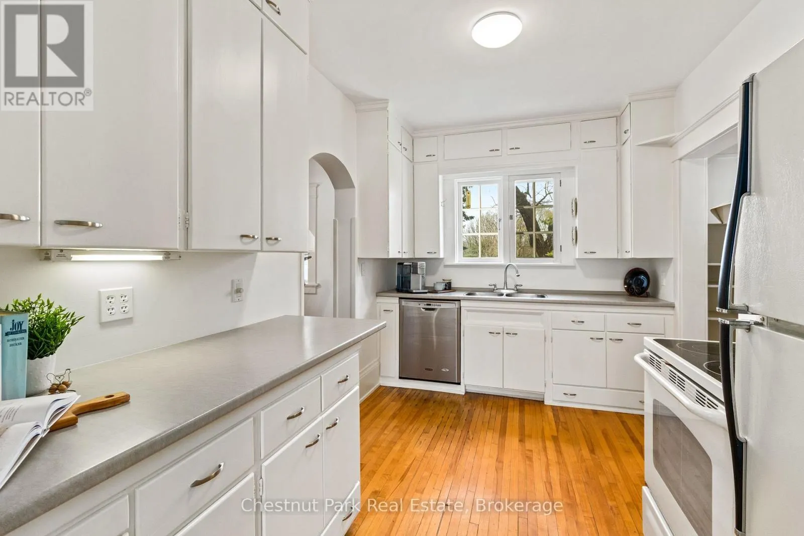 190 4TH STREET W