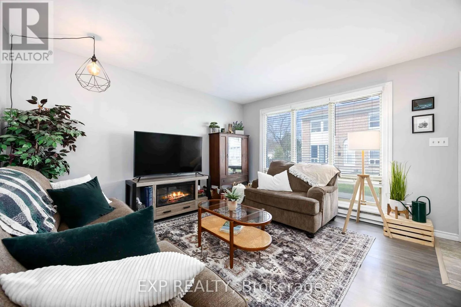 6 - 847 ROSS AVENUE, #6