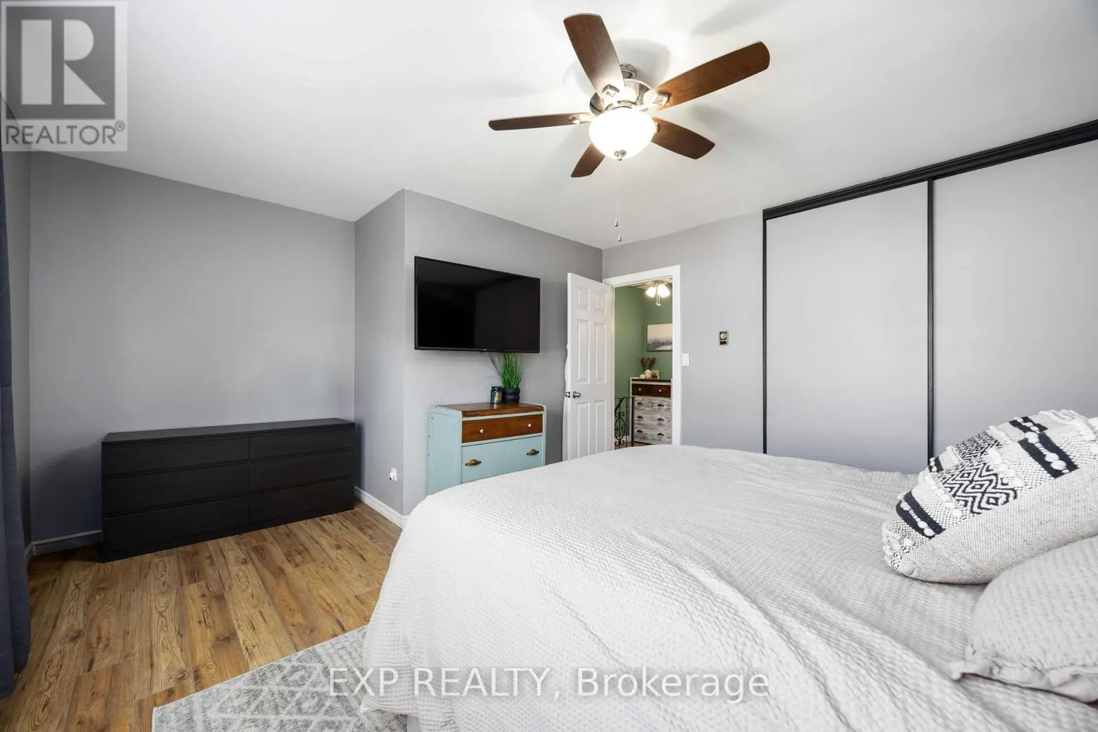 6 - 847 ROSS AVENUE, #6