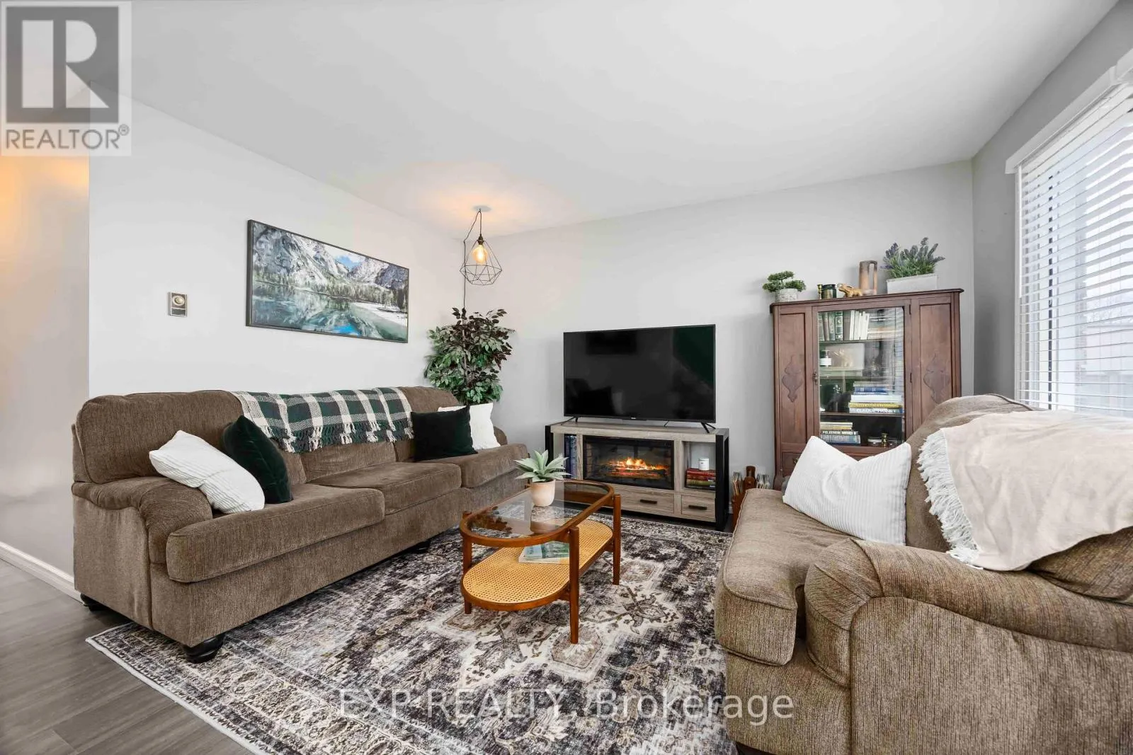6 - 847 ROSS AVENUE, #6