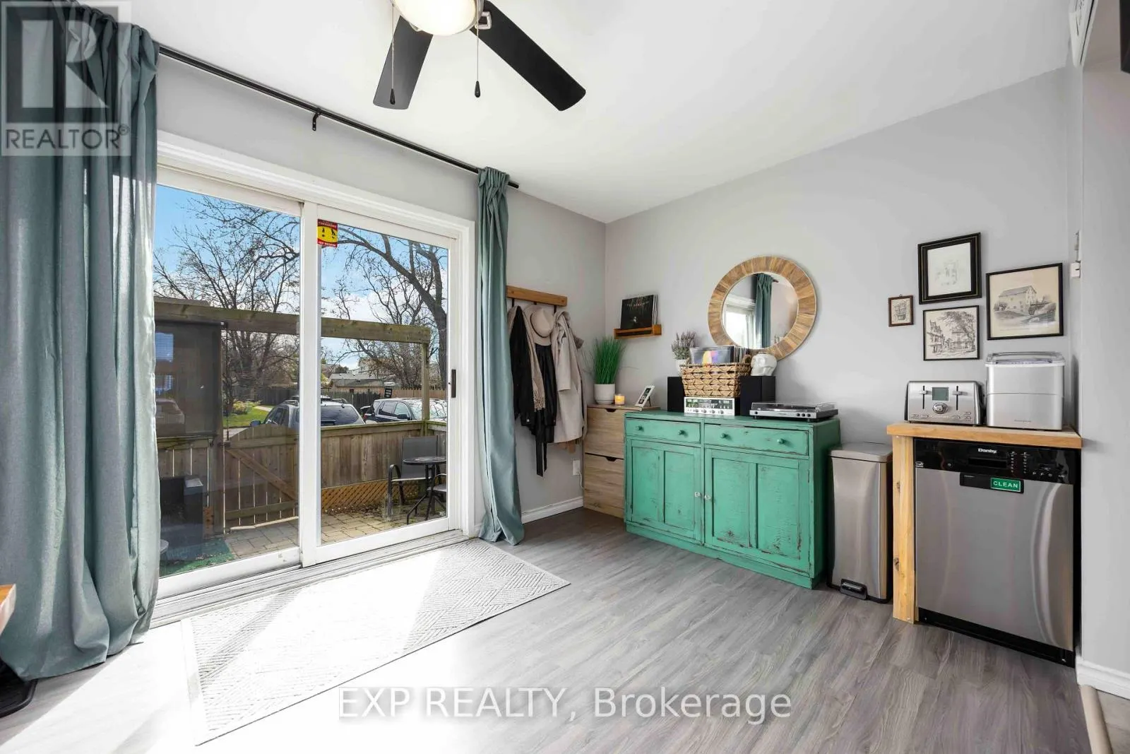 6 - 847 ROSS AVENUE, #6