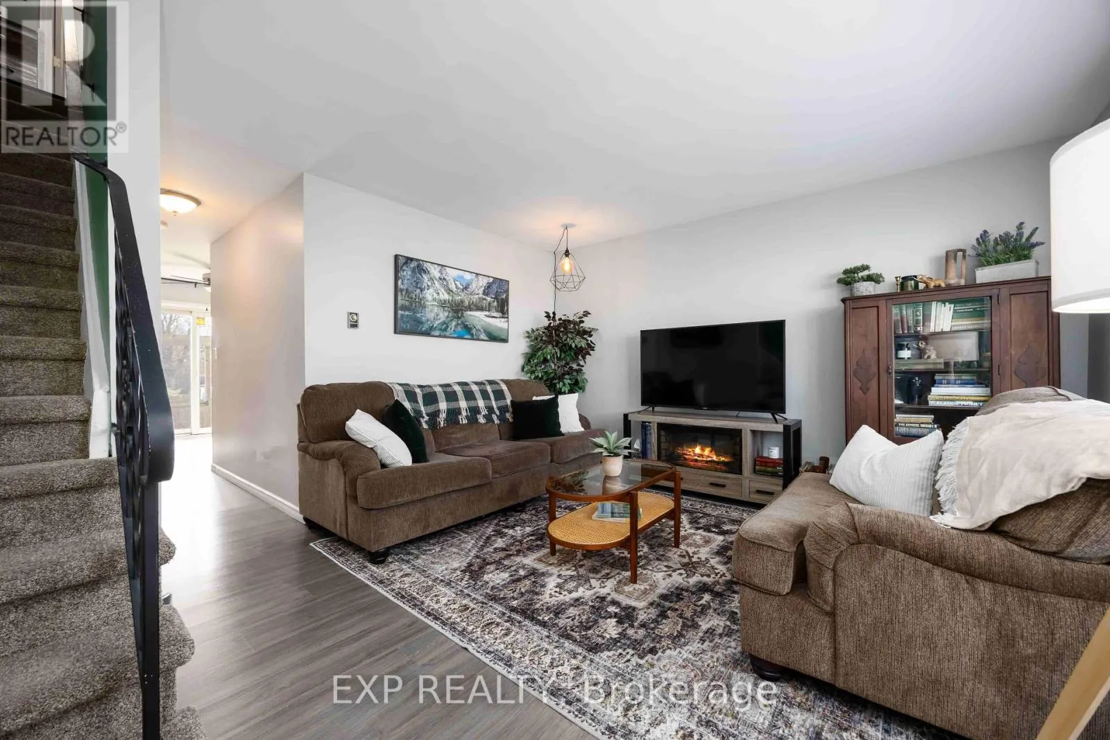 6 - 847 ROSS AVENUE, #6