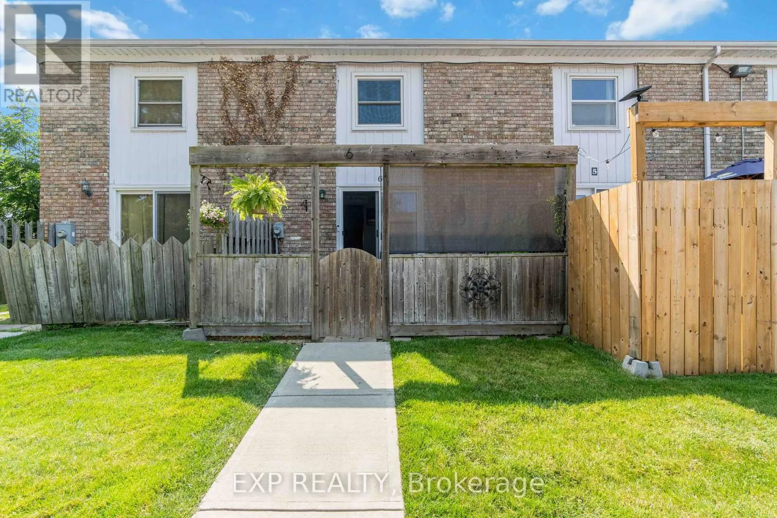6 - 847 ROSS AVENUE, #6