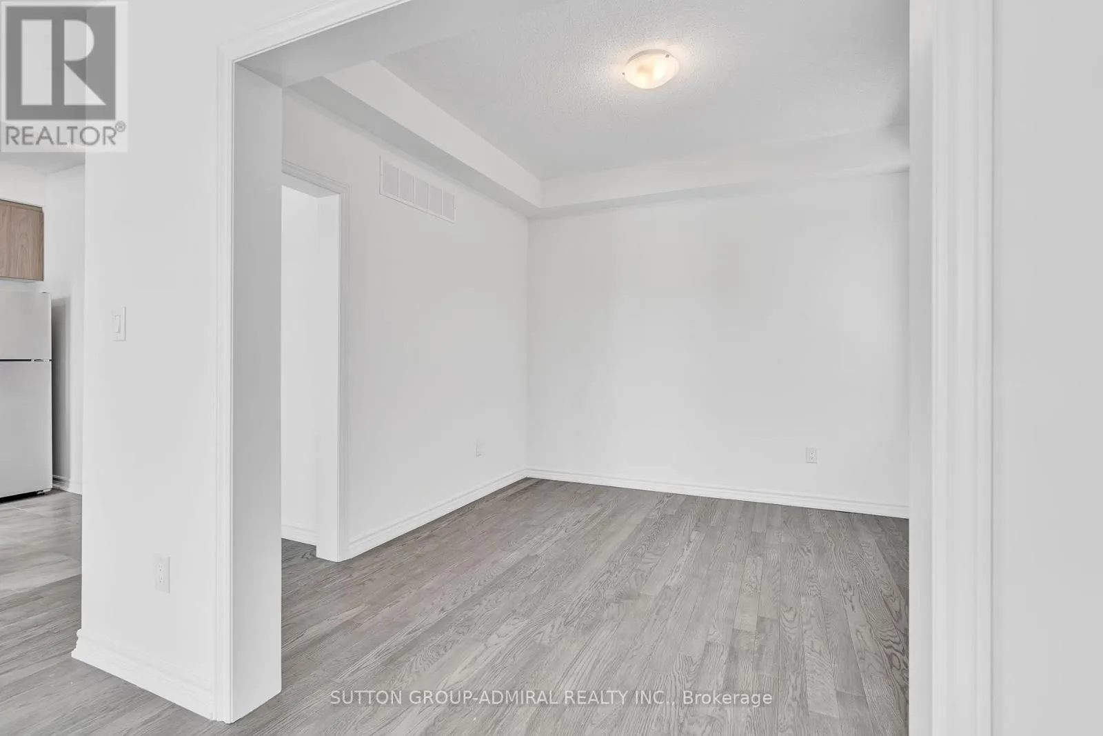 32 HILLCROFT WAY