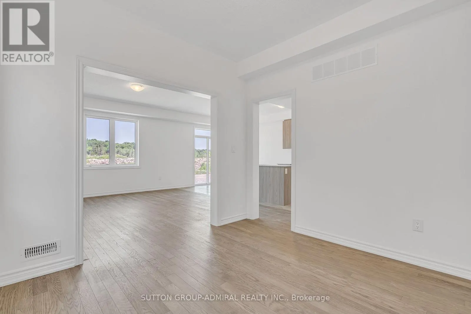 32 HILLCROFT WAY