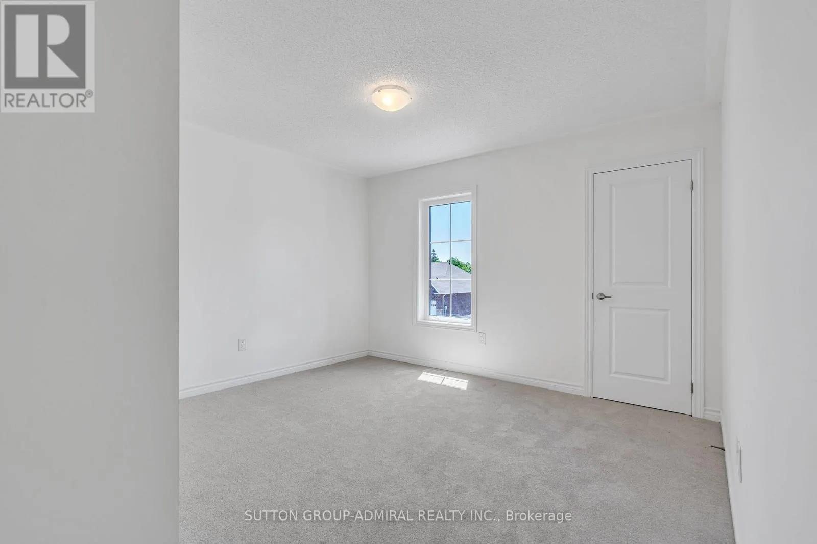 32 HILLCROFT WAY