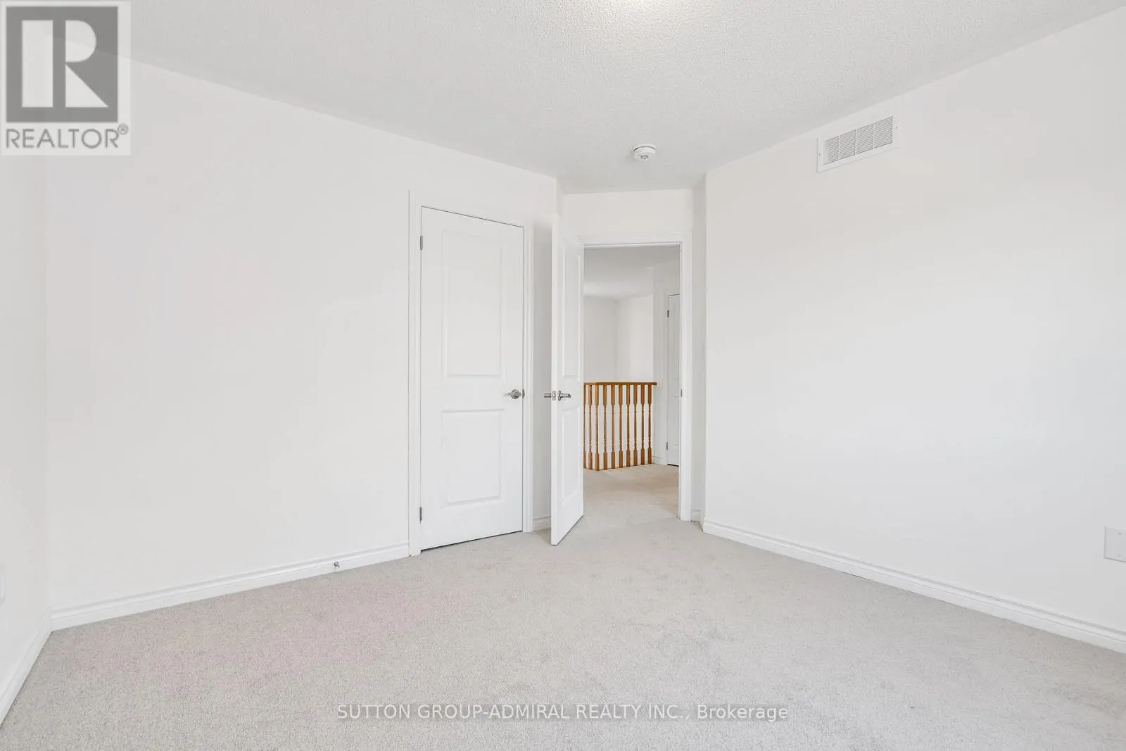32 HILLCROFT WAY
