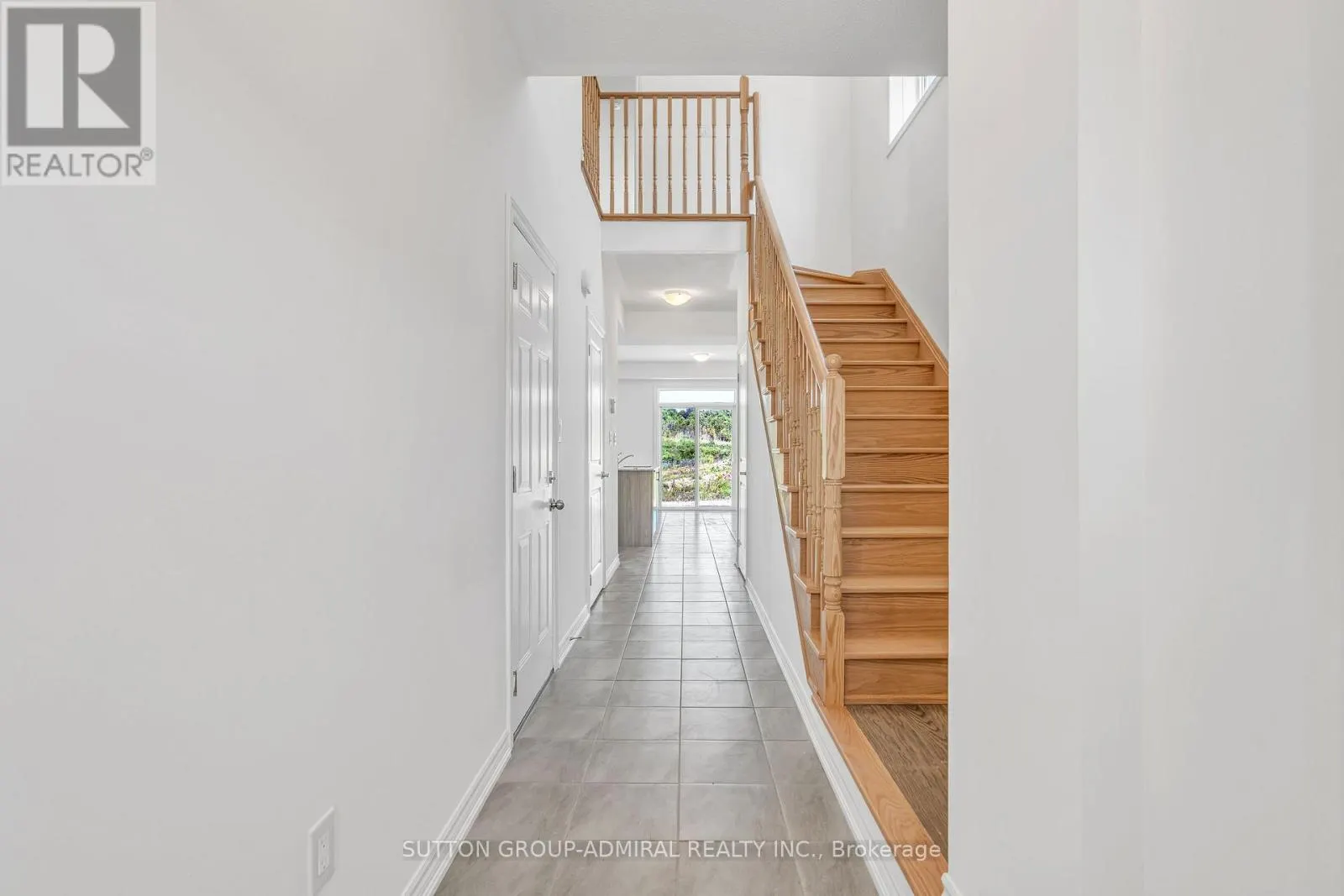 32 HILLCROFT WAY
