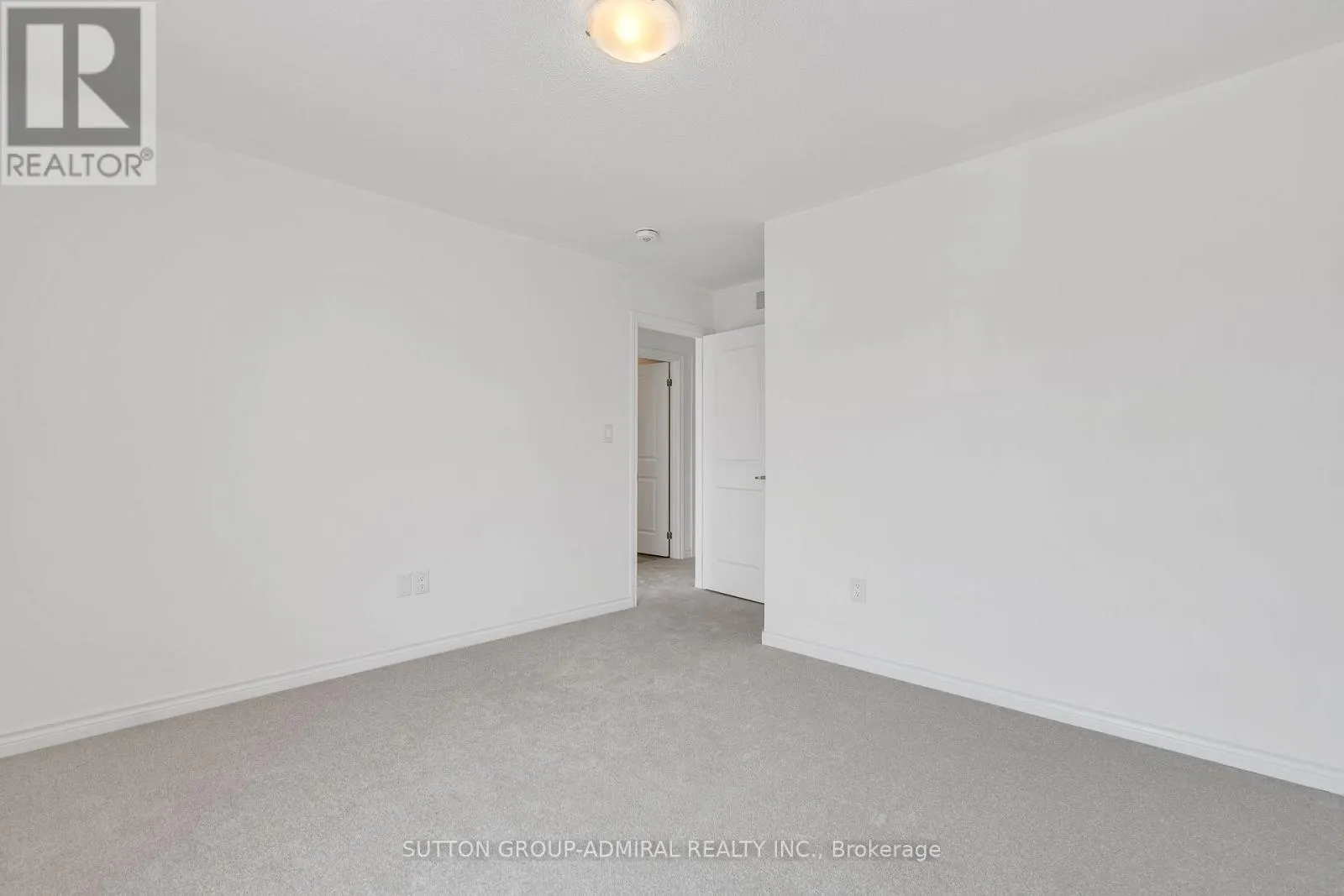 32 HILLCROFT WAY