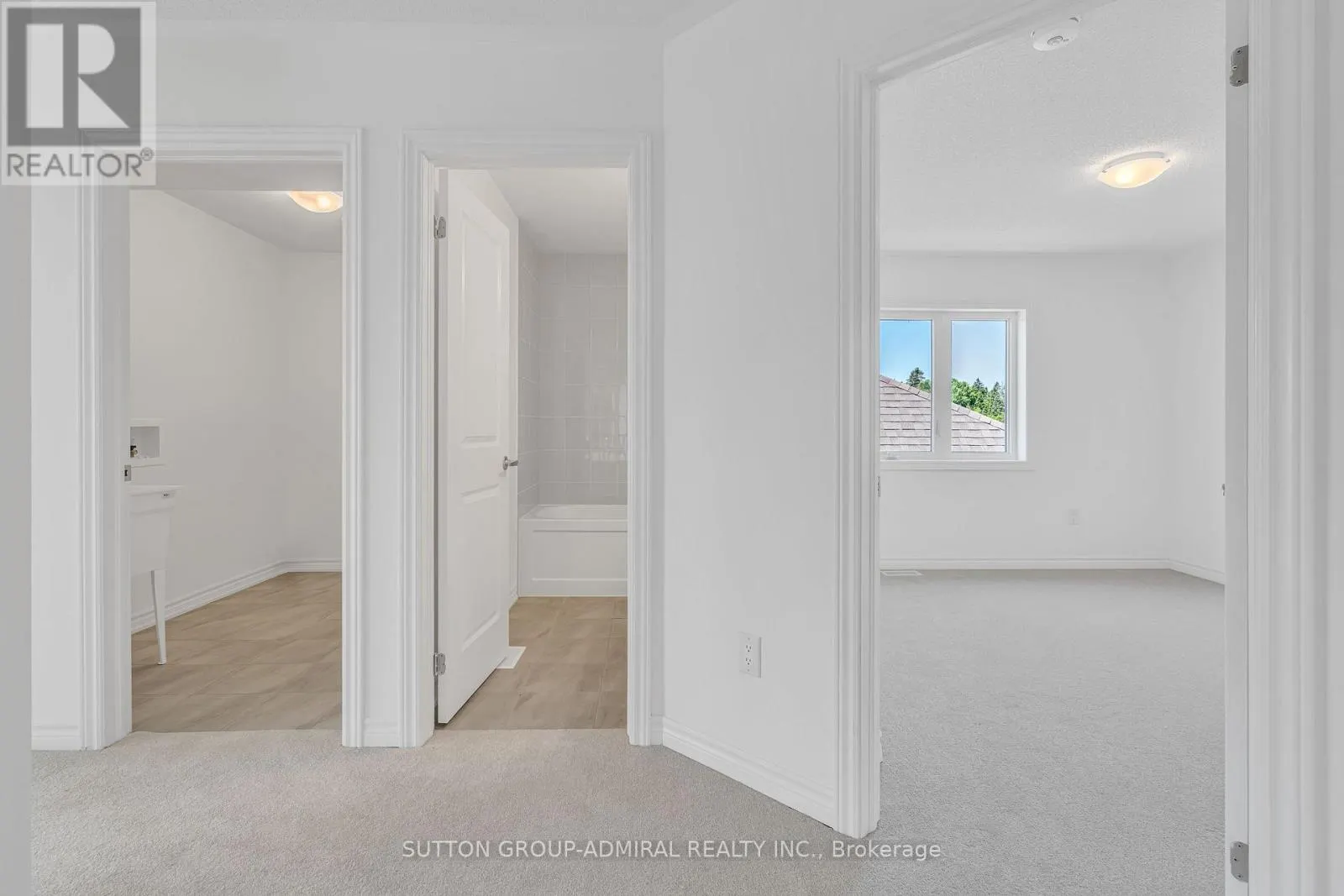 32 HILLCROFT WAY