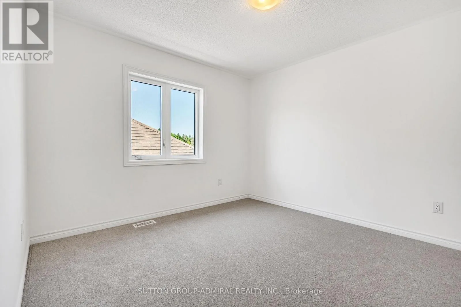 32 HILLCROFT WAY