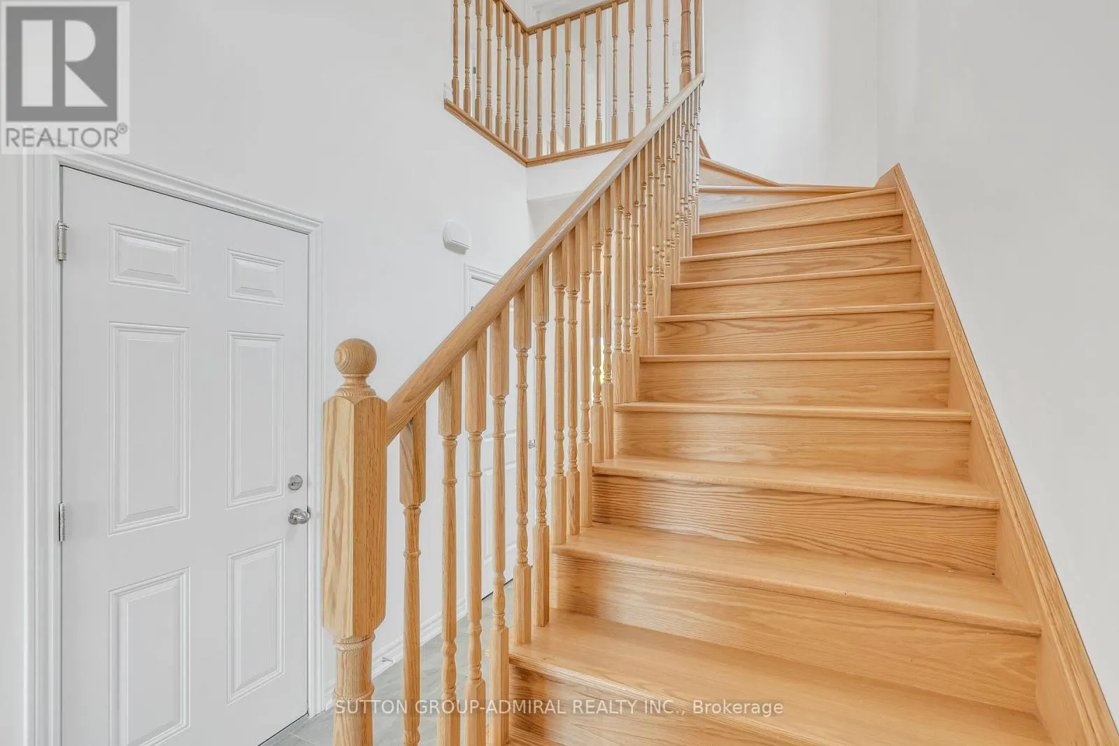 32 HILLCROFT WAY