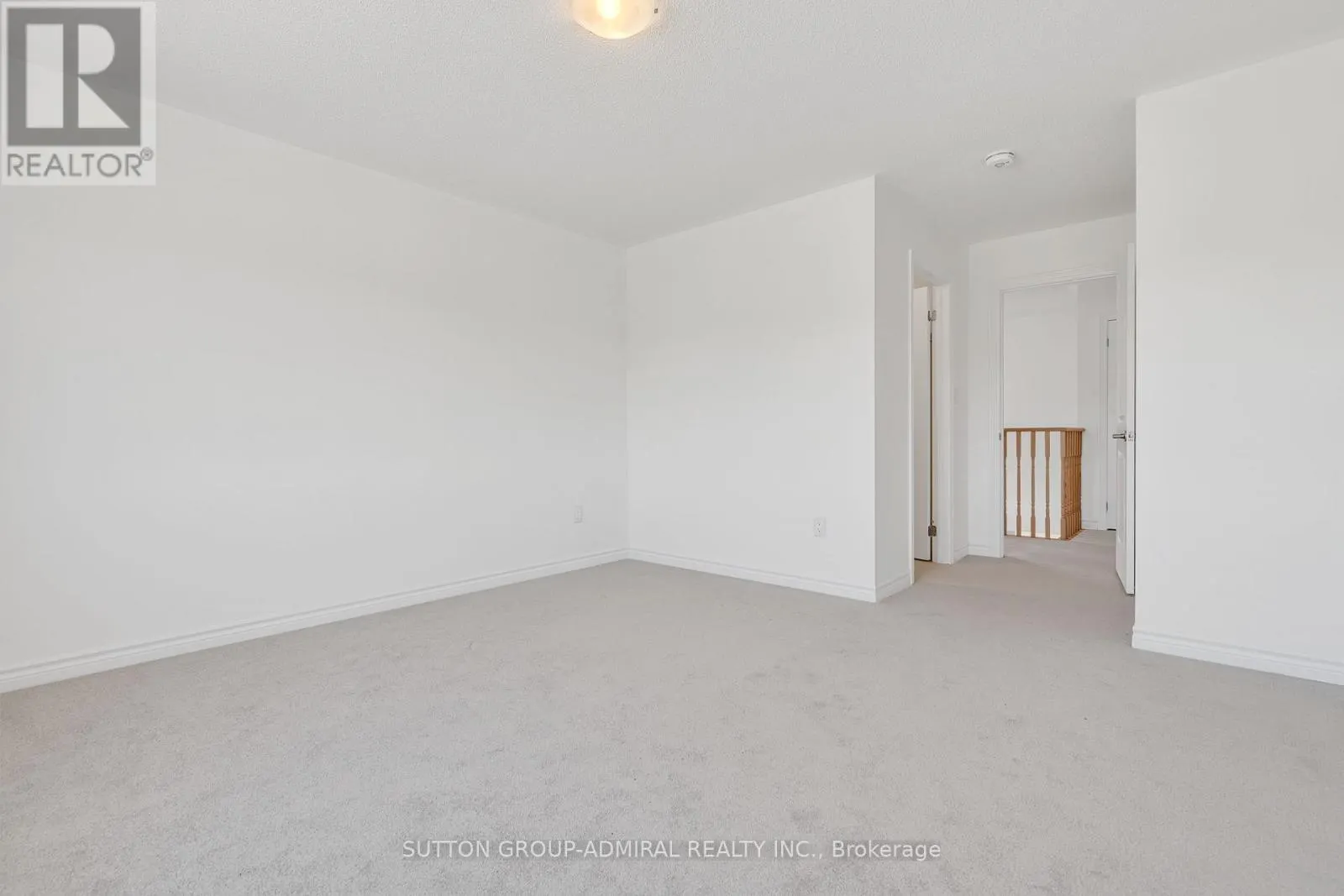 32 HILLCROFT WAY