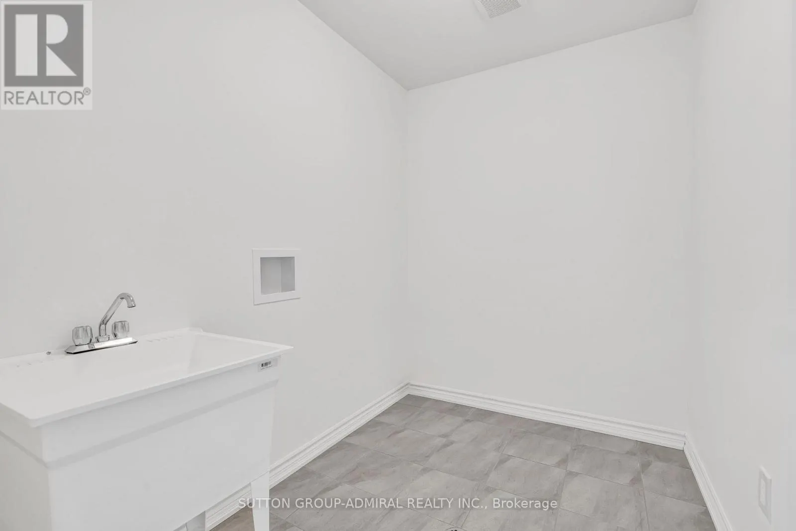 32 HILLCROFT WAY