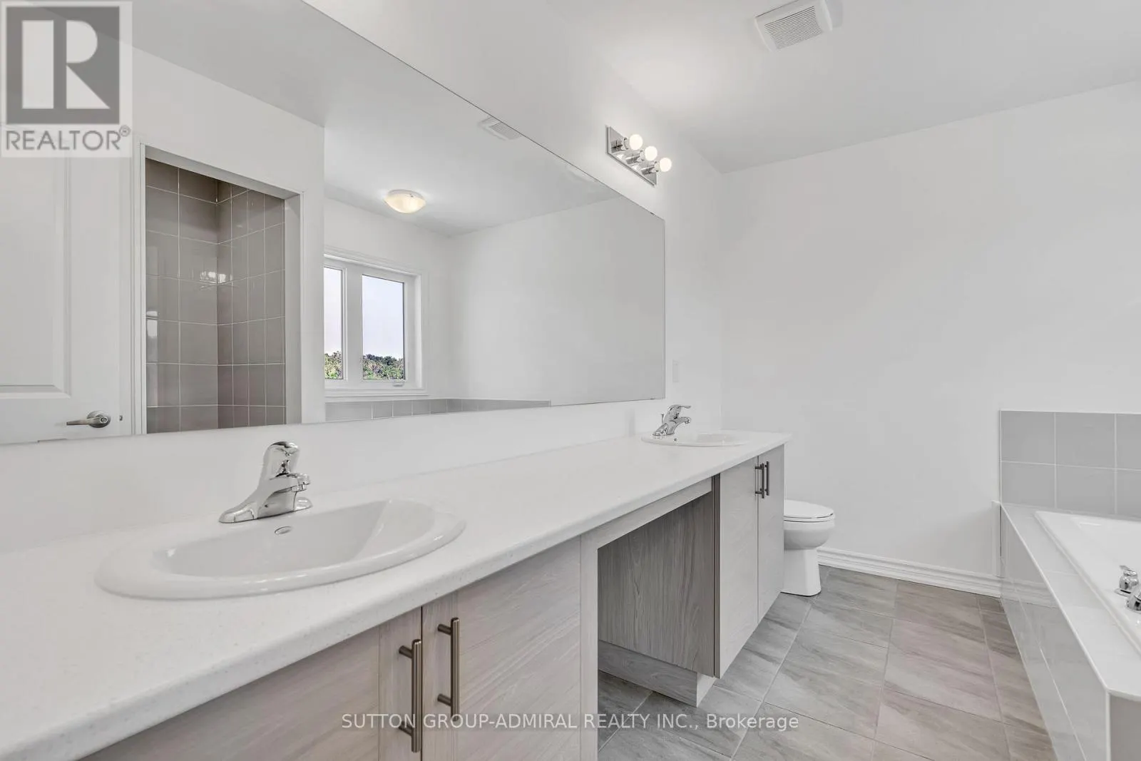 32 HILLCROFT WAY