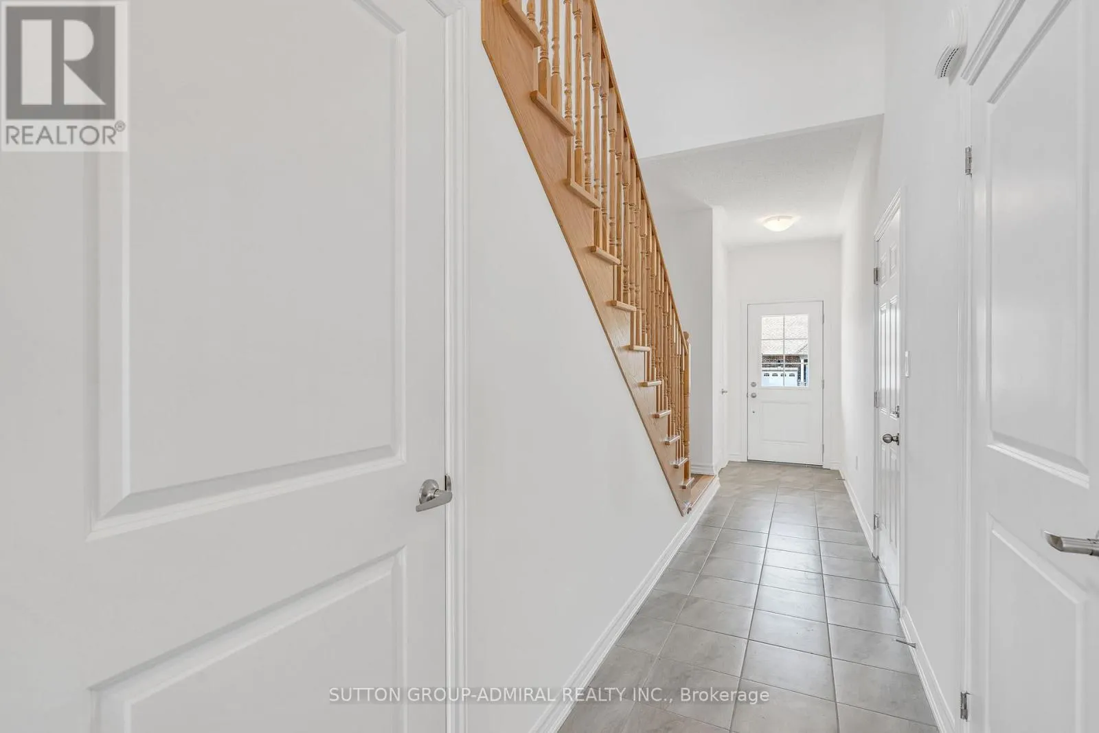 32 HILLCROFT WAY