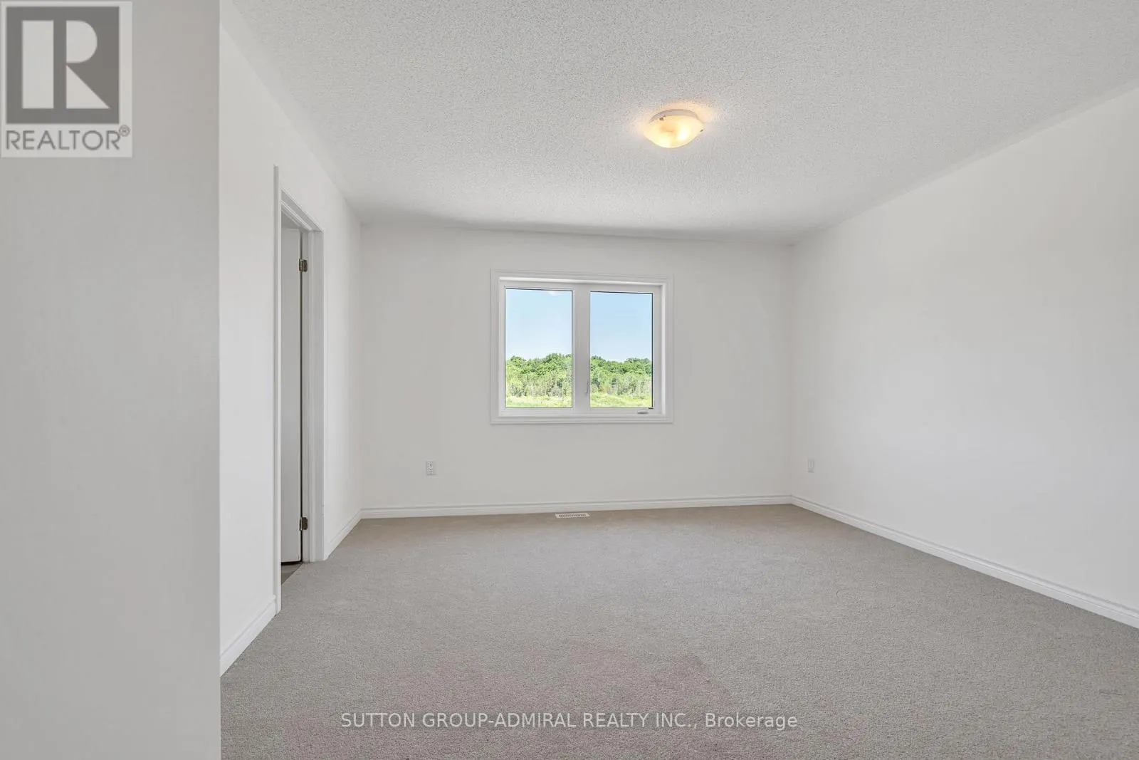 32 HILLCROFT WAY