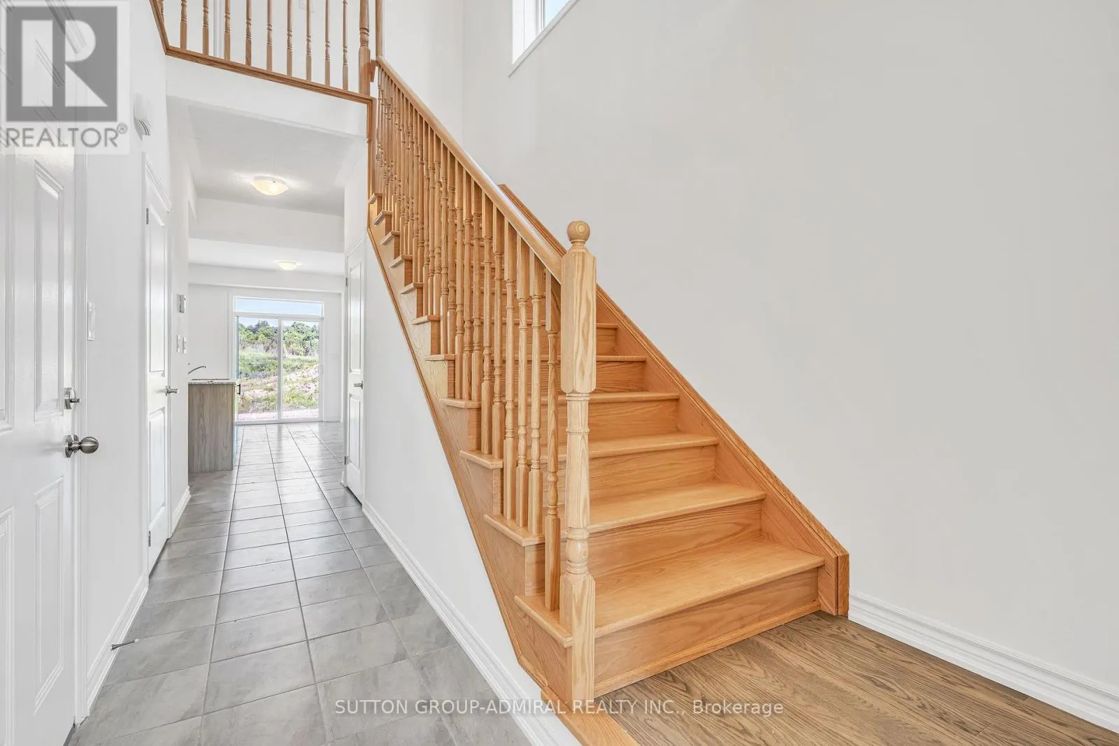 32 HILLCROFT WAY