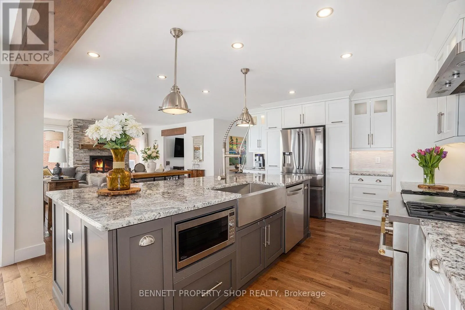 16084 LAKESIDE DRIVE