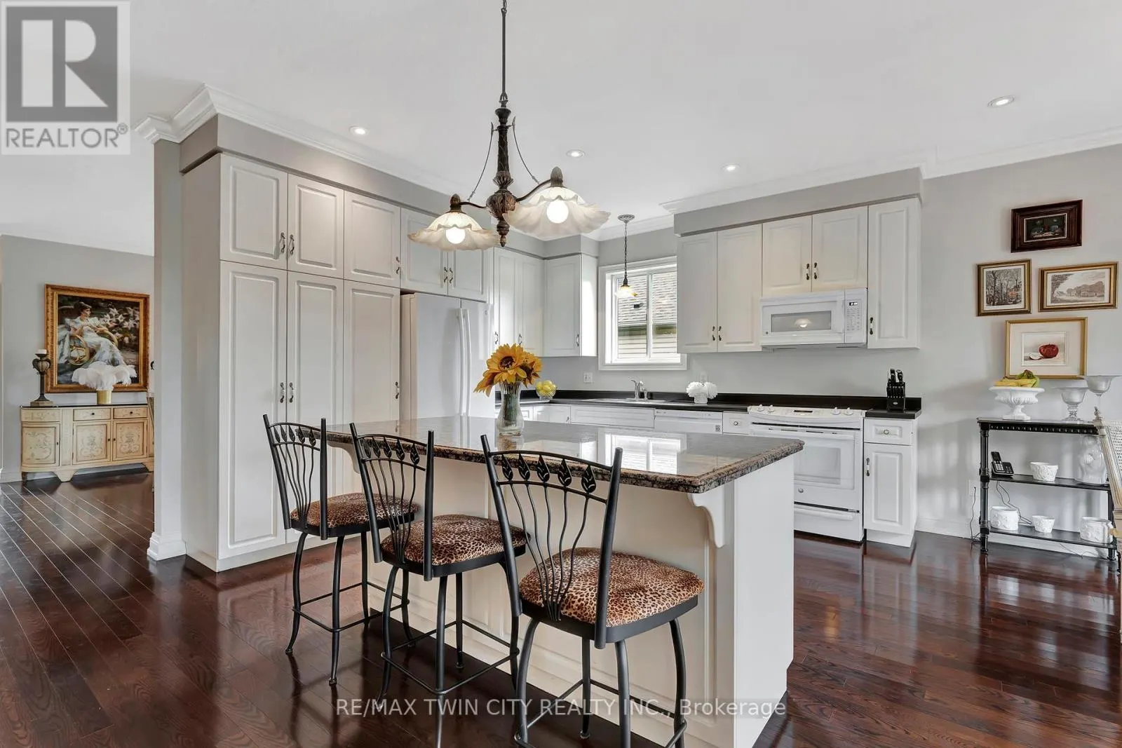 32 COBBLESTONE DRIVE