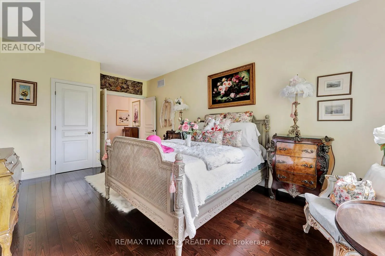 32 COBBLESTONE DRIVE