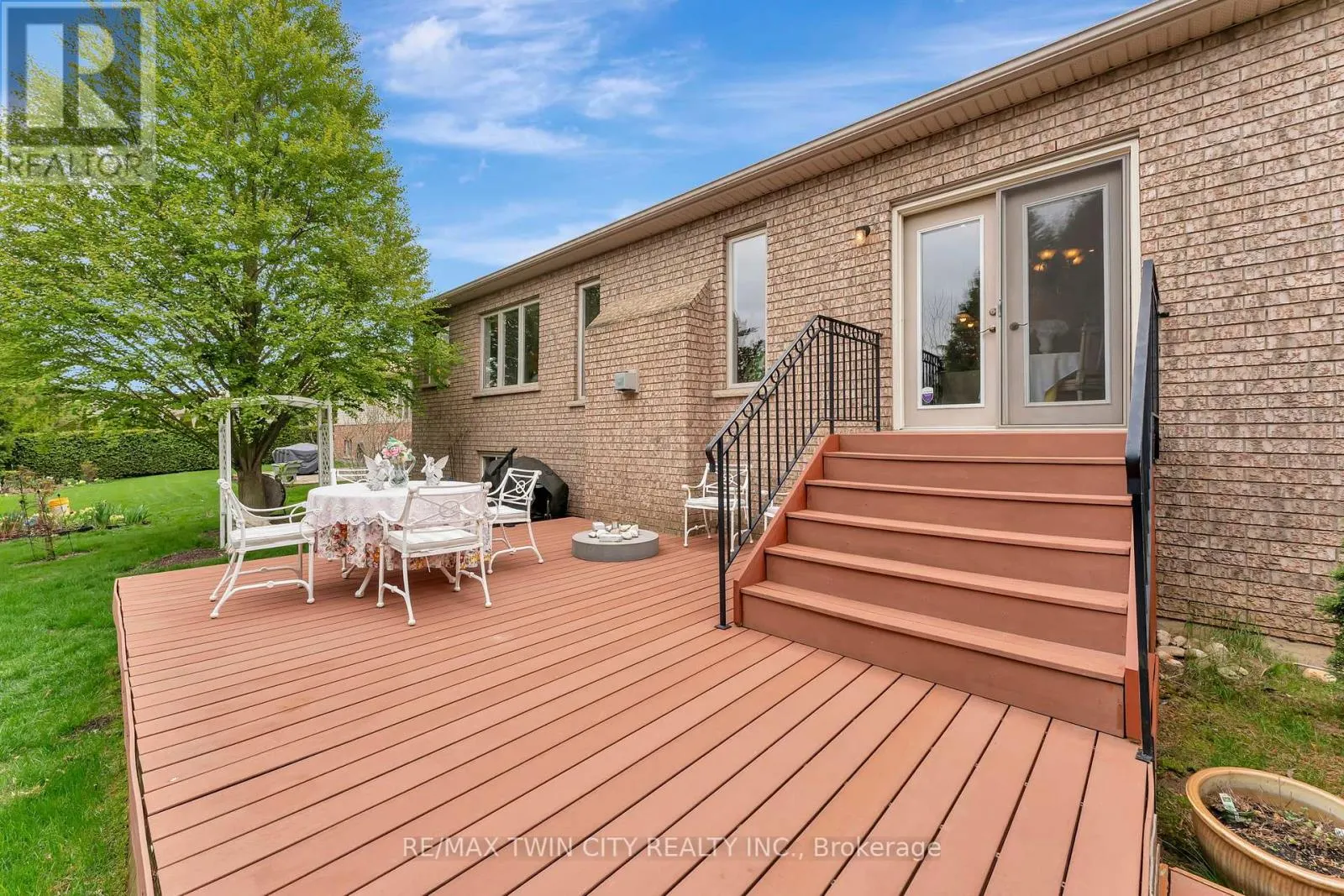 32 COBBLESTONE DRIVE