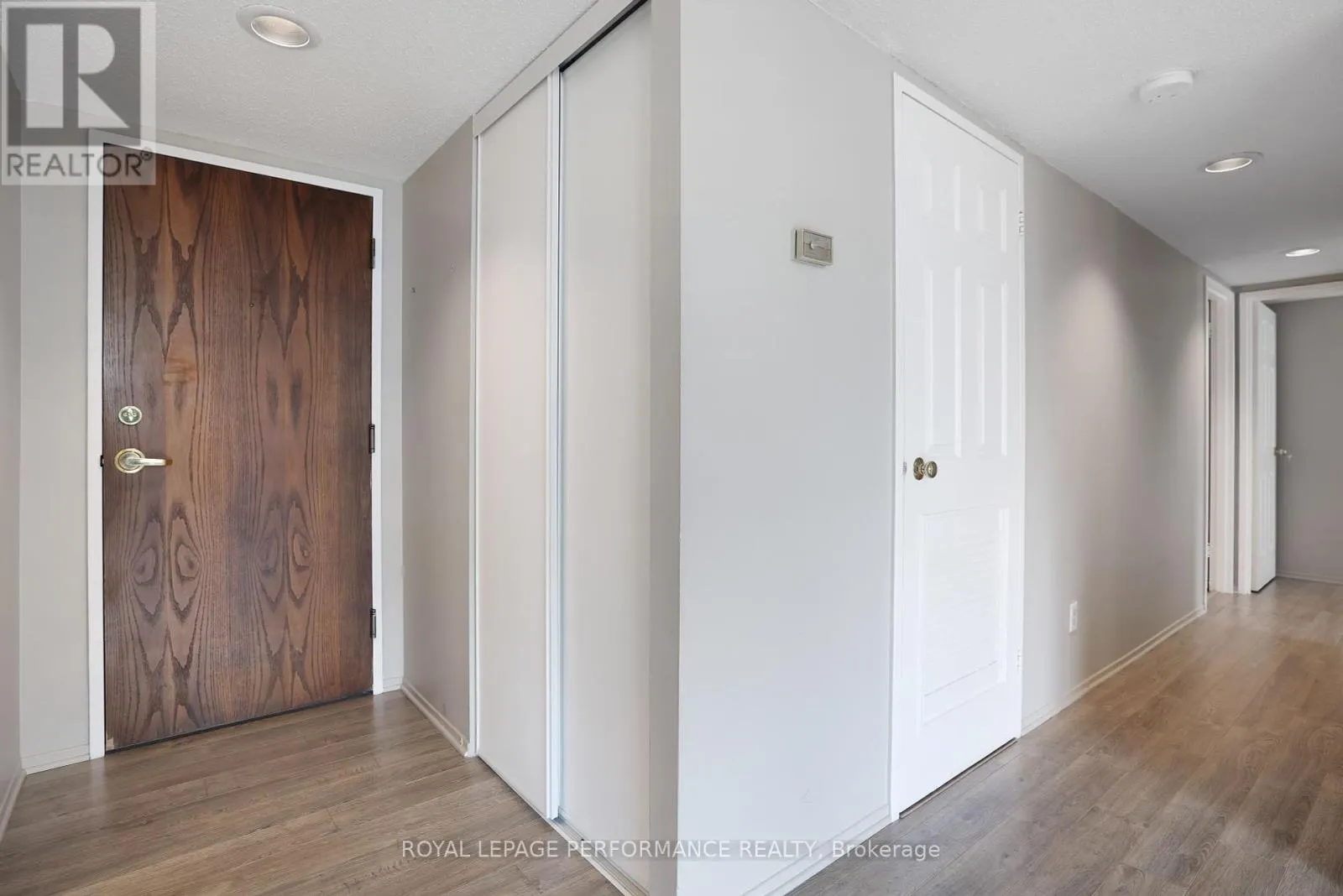 1701 - 470 LAURIER AVENUE W