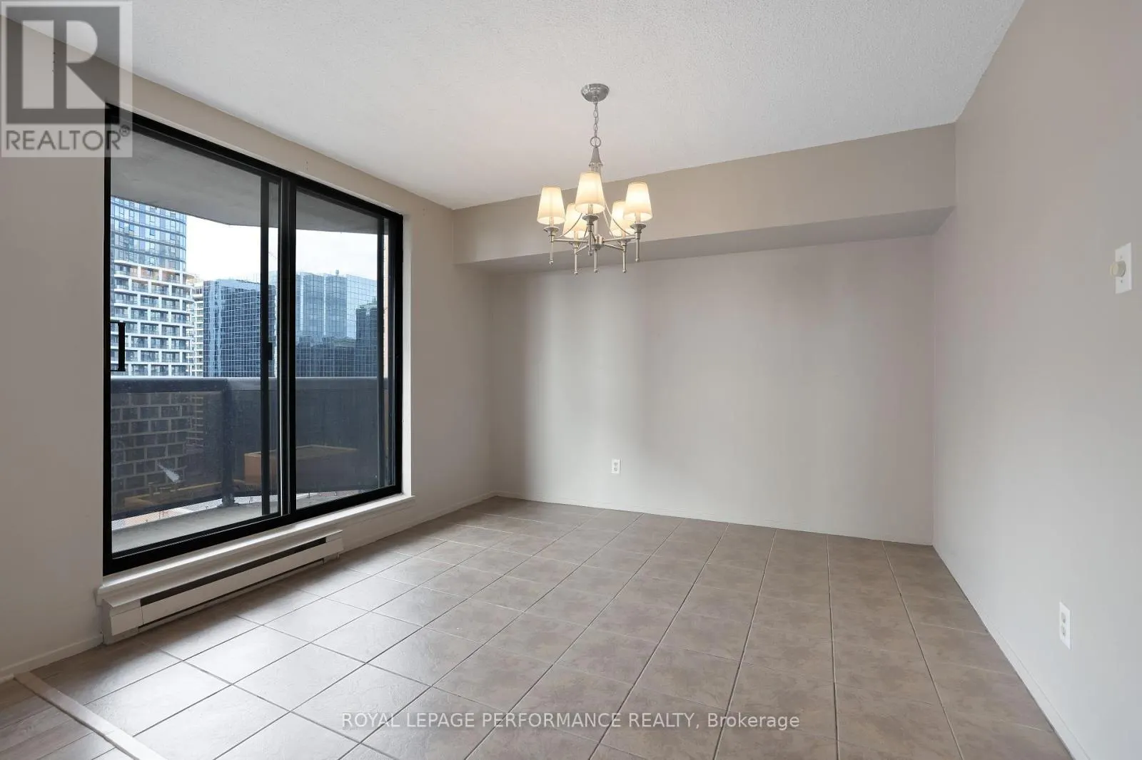 1701 - 470 LAURIER AVENUE W