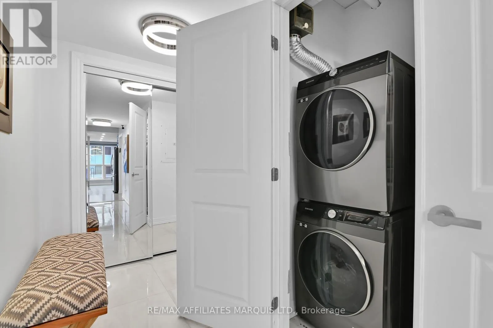301 - 242 RIDEAU STREET