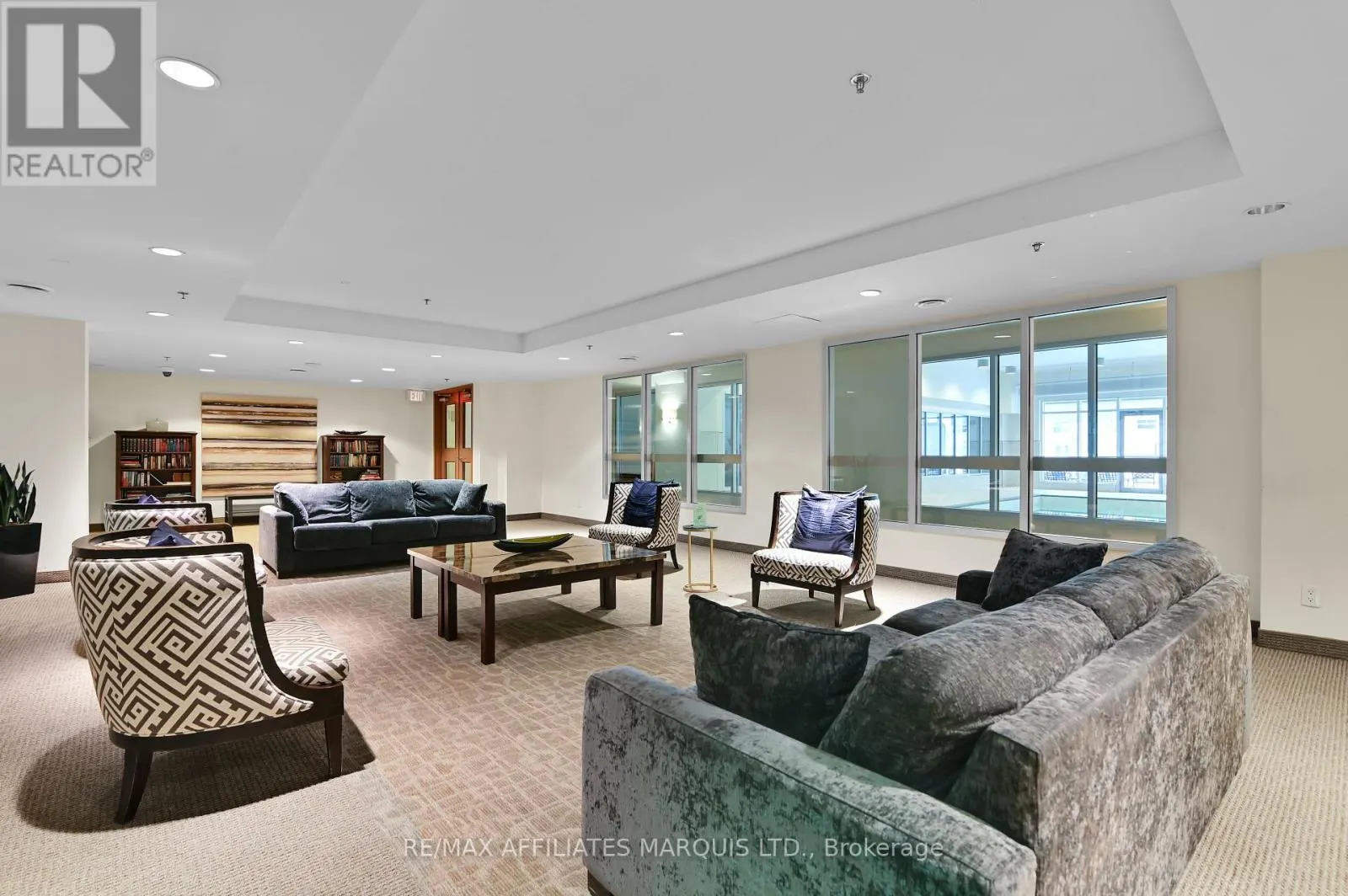 301 - 242 RIDEAU STREET