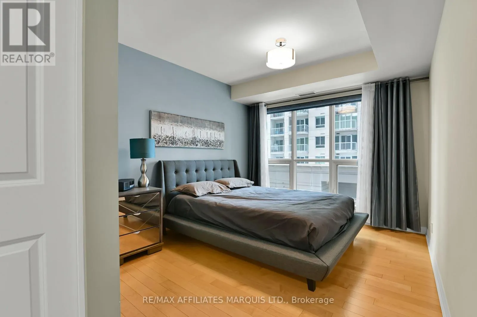 301 - 242 RIDEAU STREET