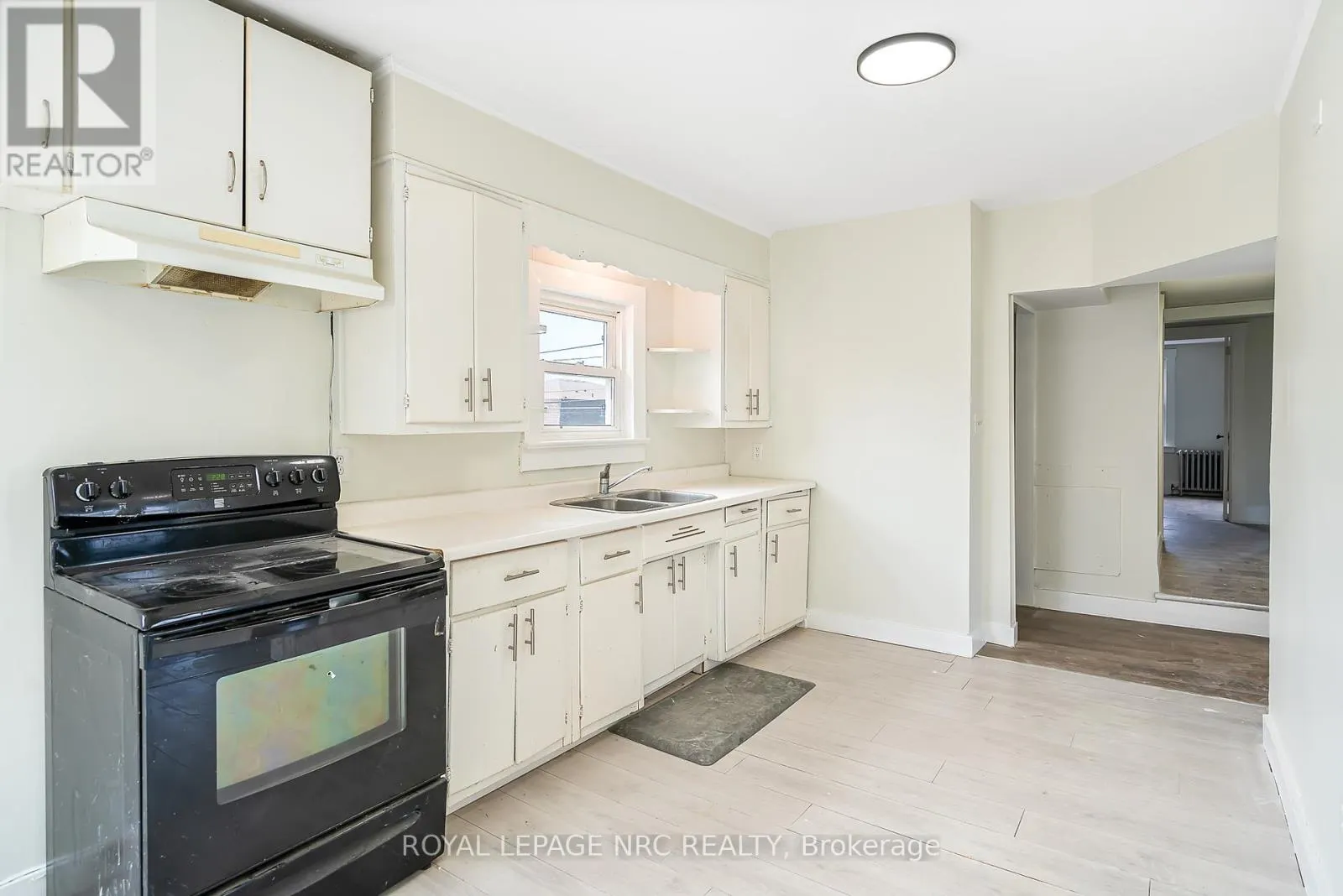 396 MAIN STREET W