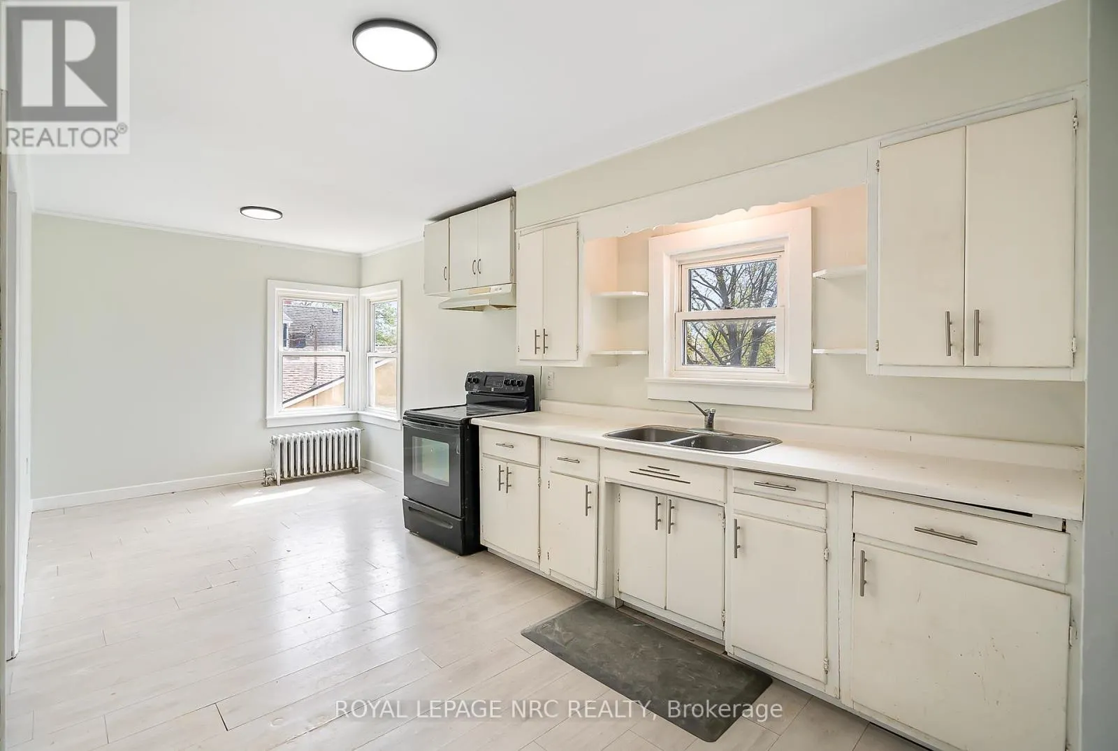 396 MAIN STREET W