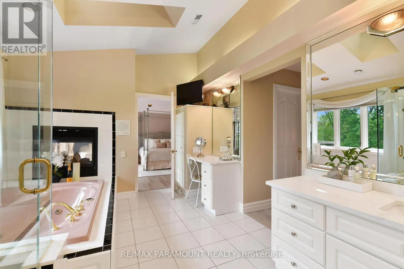 141 CLUBVIEW DRIVE