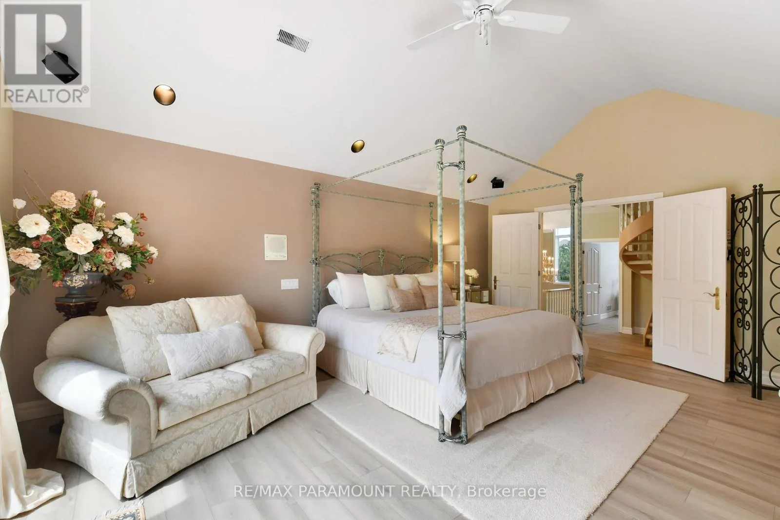 141 CLUBVIEW DRIVE